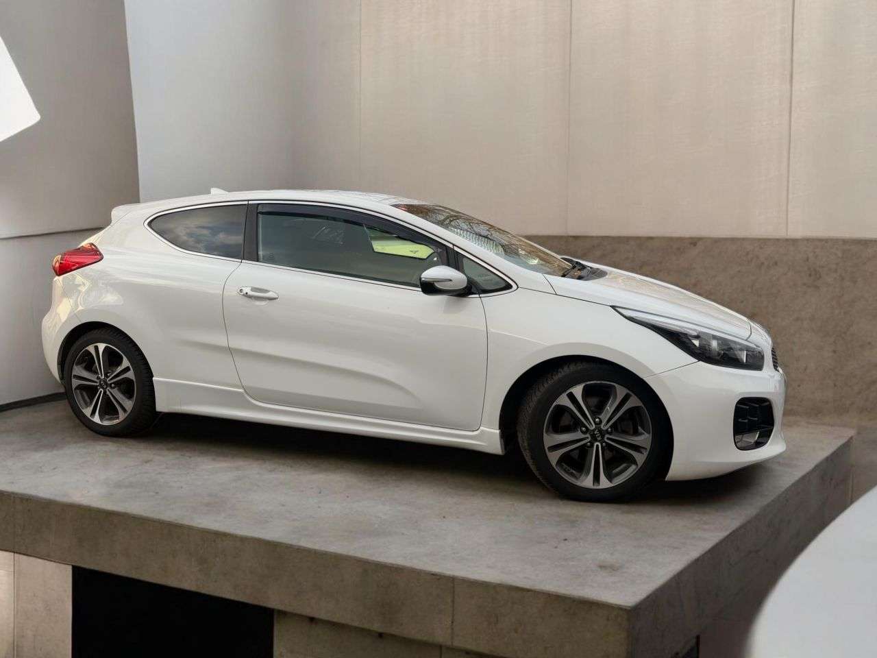 A 2017 KIA PROCEED 1.0 T-GDi GT-Line Hatchback 3dr Petrol Manual Euro 6 (s/s) (118 bhp) *** ON A 2017 KIA PROCEED 1.0 T-GDi GT-Line Hatchback 3dr Petrol Manual Euro 6 (s/s) (118 bhp) *** ON