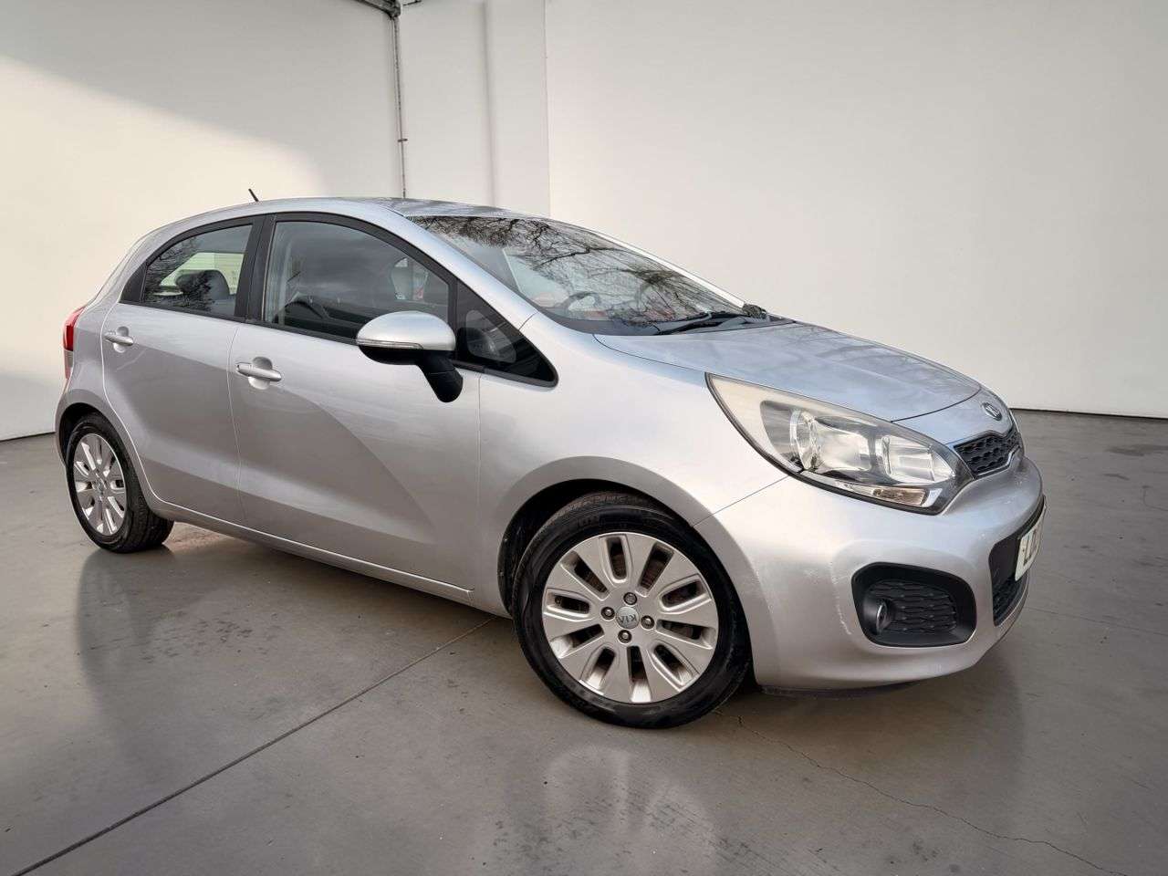 A 2013 KIA RIO 1.4 2 Hatchback 5dr Petrol Auto Euro 5 (107 bhp) ** FULL 10 STAMP SERVICE H A 2013 KIA RIO 1.4 2 Hatchback 5dr Petrol Auto Euro 5 (107 bhp) ** FULL 10 STAMP SERVICE H