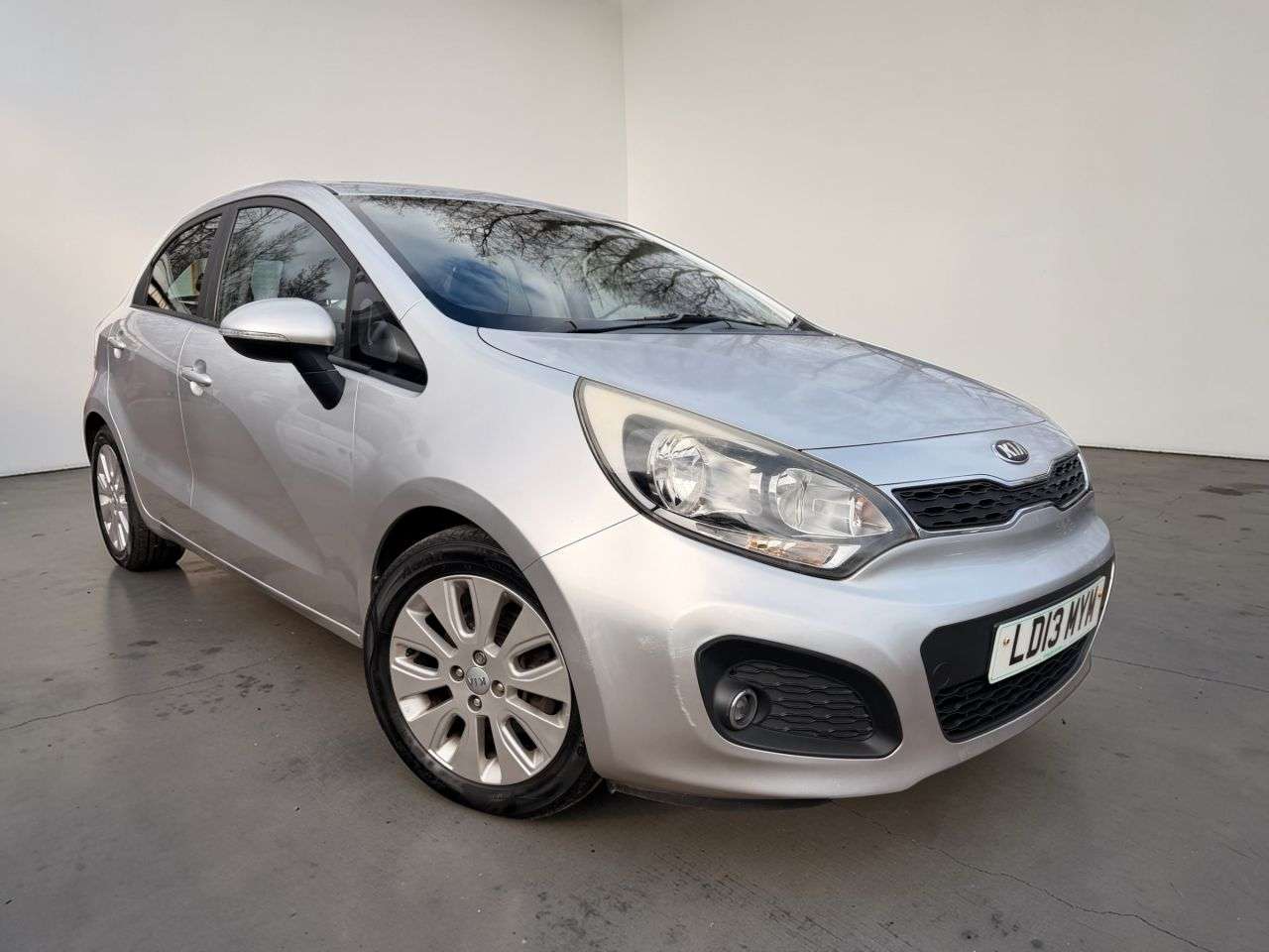 A 2013 KIA RIO 1.4 2 Hatchback 5dr Petrol Auto Euro 5 (107 bhp) ** FULL 10 STAMP SERVICE H A 2013 KIA RIO 1.4 2 Hatchback 5dr Petrol Auto Euro 5 (107 bhp) ** FULL 10 STAMP SERVICE H