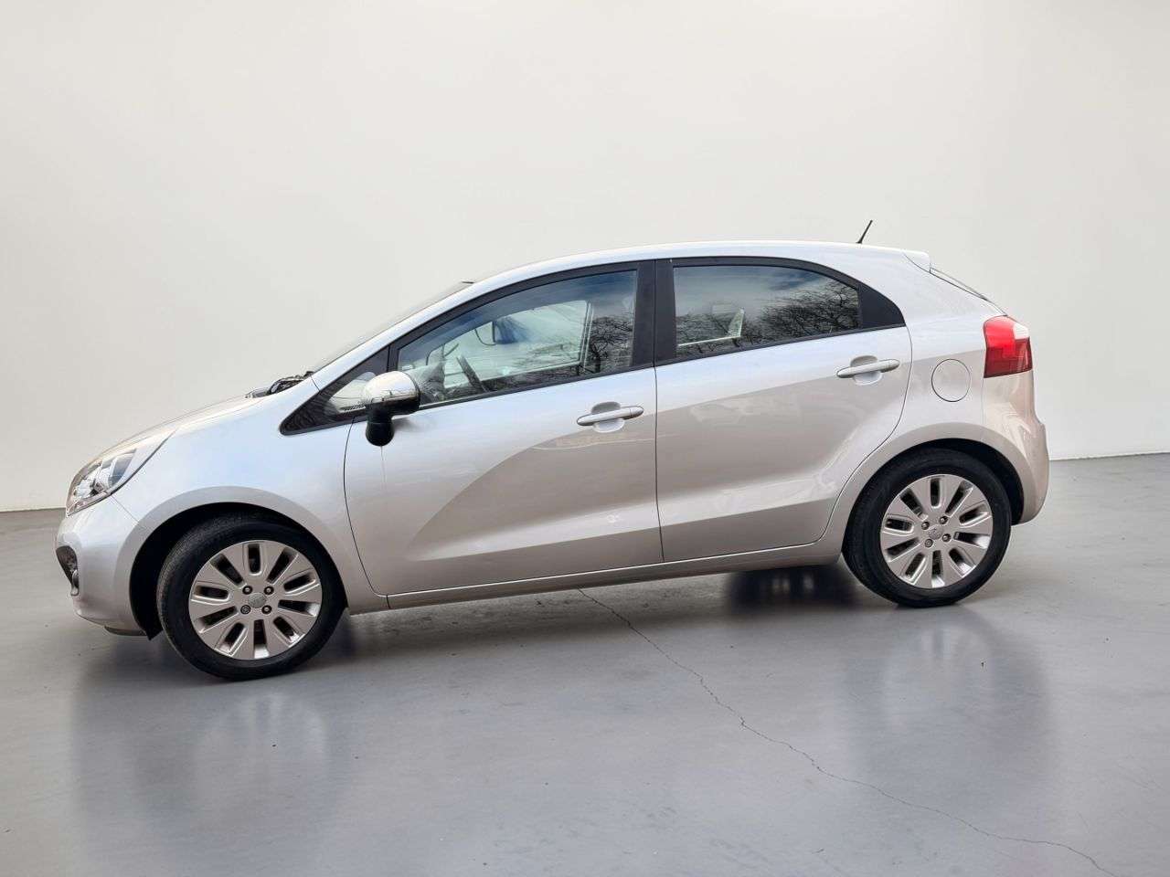 A 2013 KIA RIO 1.4 2 Hatchback 5dr Petrol Auto Euro 5 (107 bhp) ** FULL 10 STAMP SERVICE H A 2013 KIA RIO 1.4 2 Hatchback 5dr Petrol Auto Euro 5 (107 bhp) ** FULL 10 STAMP SERVICE H