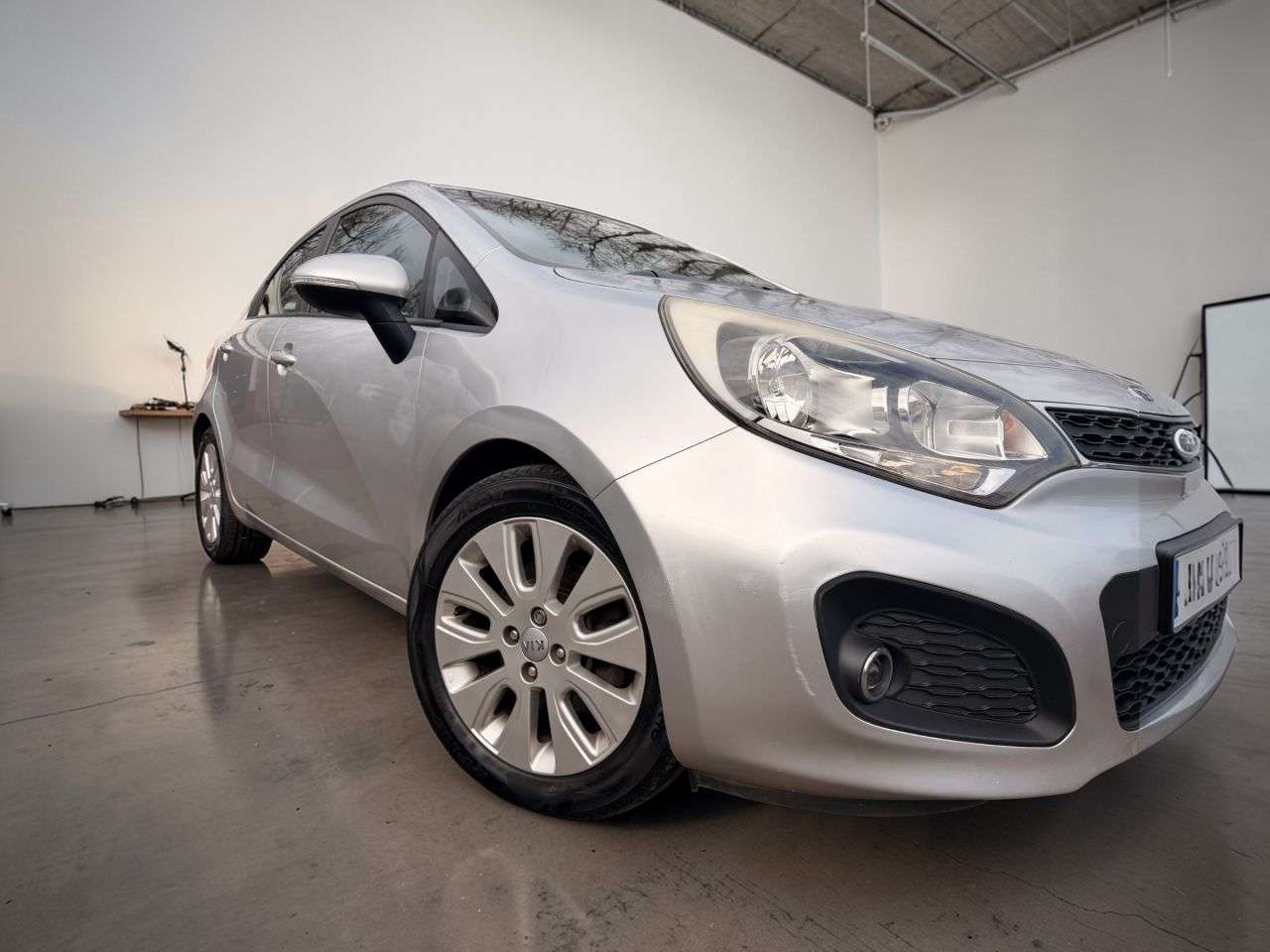 A 2013 KIA RIO 1.4 2 Hatchback 5dr Petrol Auto Euro 5 (107 bhp) ** FULL 10 STAMP SERVICE H A 2013 KIA RIO 1.4 2 Hatchback 5dr Petrol Auto Euro 5 (107 bhp) ** FULL 10 STAMP SERVICE H