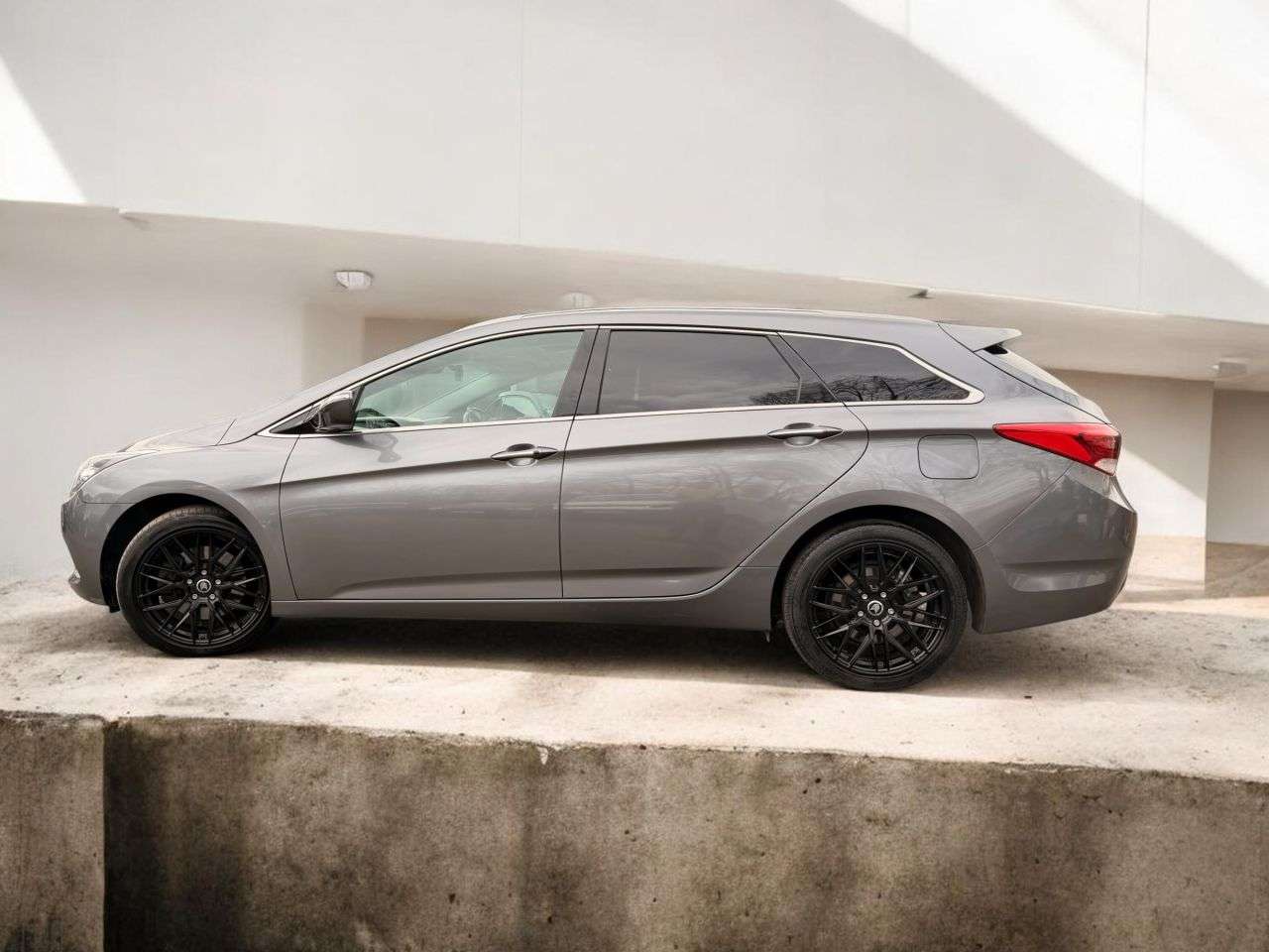 A 2015 HYUNDAI I40 1.7 CRDi Blue Drive Premium Tourer 5dr Diesel Manual Euro 6 (s/s) (141 ps) A 2015 HYUNDAI I40 1.7 CRDi Blue Drive Premium Tourer 5dr Diesel Manual Euro 6 (s/s) (141 ps)