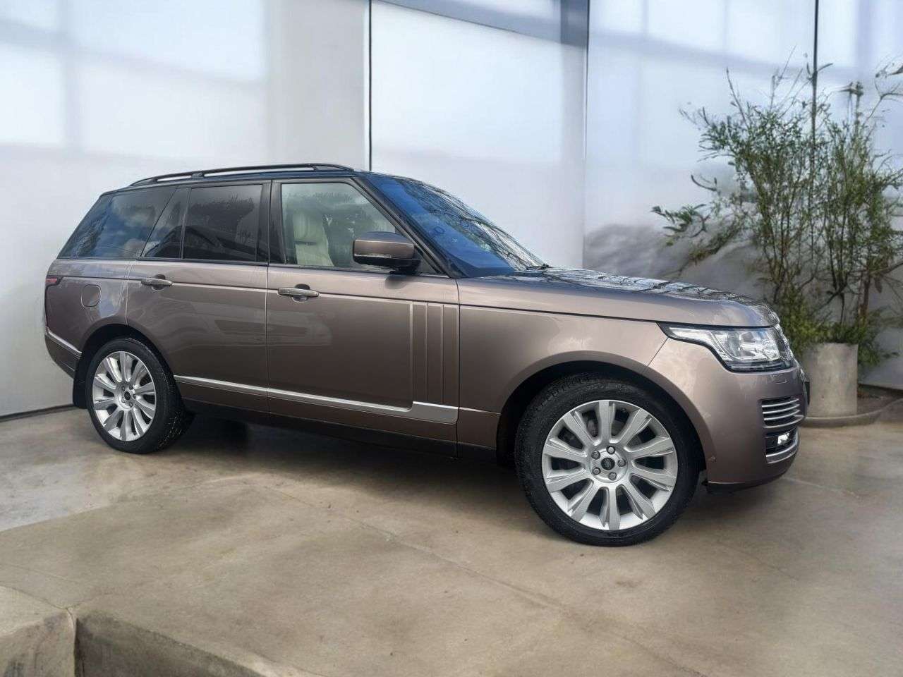A 2017 LAND ROVER RANGE ROVER 4.4 SD V8 Autobiography SUV 5dr Diesel Auto 4WD Euro 6 (s/s) (339 ps) ***PA A 2017 LAND ROVER RANGE ROVER 4.4 SD V8 Autobiography SUV 5dr Diesel Auto 4WD Euro 6 (s/s) (339 ps) ***PA