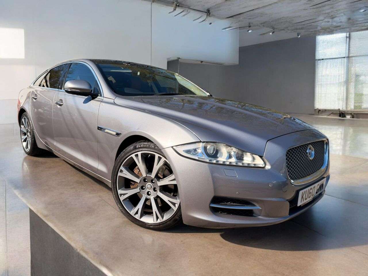 A 2010 JAGUAR XJ 3.0d V6 Portfolio Saloon 4dr Diesel Auto Euro 5 (275 ps) A 2010 JAGUAR XJ 3.0d V6 Portfolio Saloon 4dr Diesel Auto Euro 5 (275 ps)