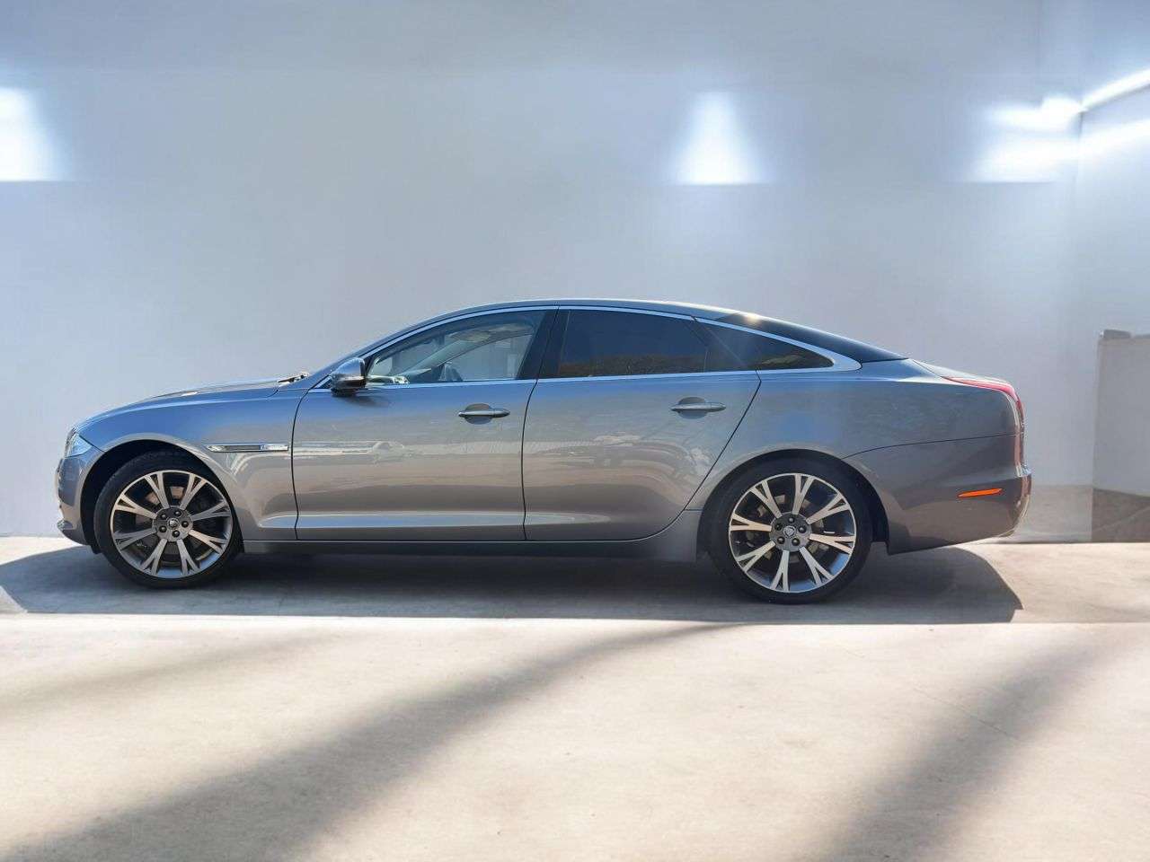 A 2010 JAGUAR XJ 3.0d V6 Portfolio Saloon 4dr Diesel Auto Euro 5 (275 ps) A 2010 JAGUAR XJ 3.0d V6 Portfolio Saloon 4dr Diesel Auto Euro 5 (275 ps)