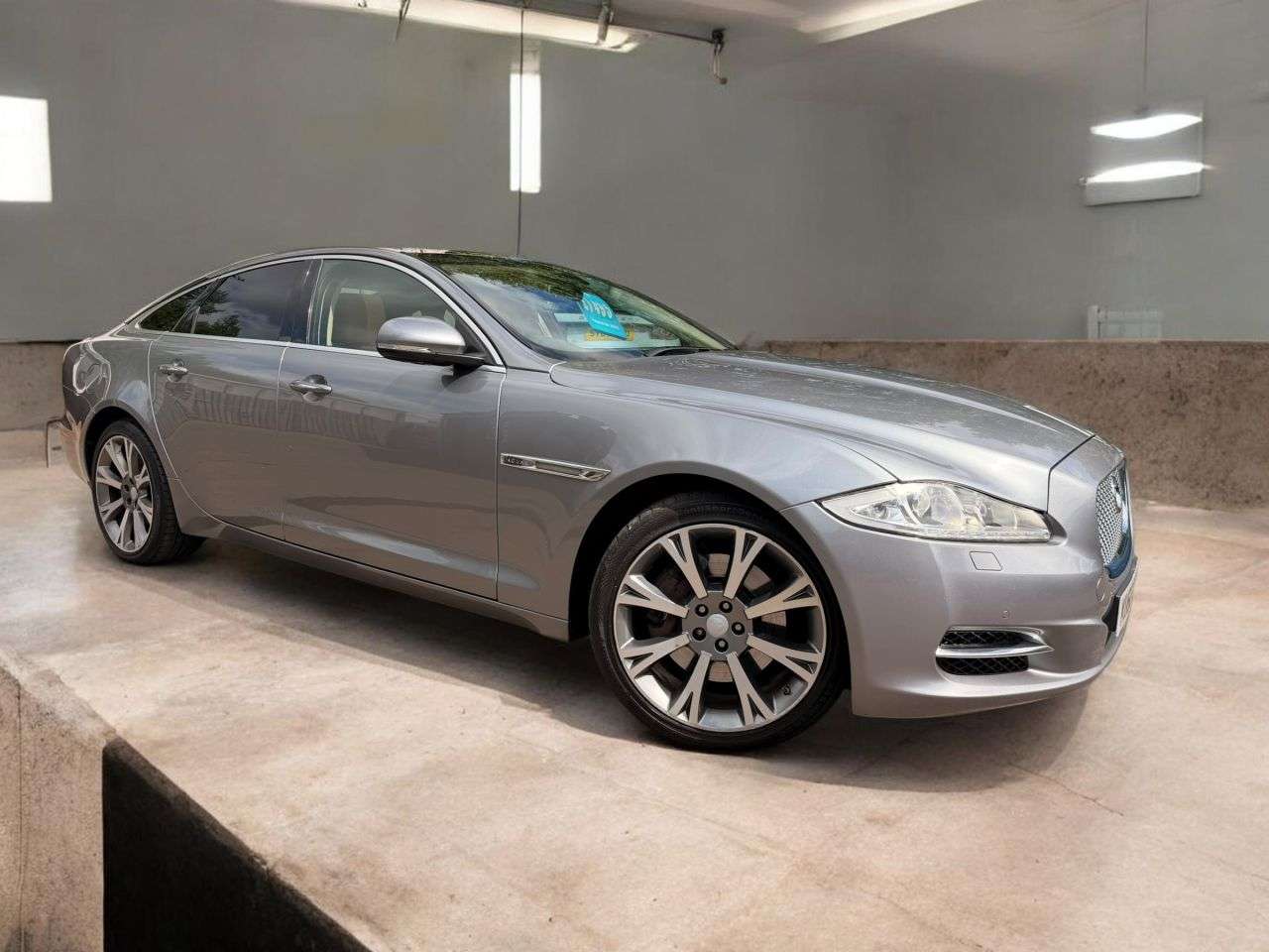 A 2010 JAGUAR XJ 3.0d V6 Portfolio Saloon 4dr Diesel Auto Euro 5 (275 ps) A 2010 JAGUAR XJ 3.0d V6 Portfolio Saloon 4dr Diesel Auto Euro 5 (275 ps)