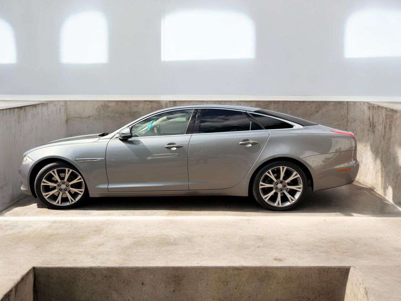 A 2010 JAGUAR XJ 3.0d V6 Portfolio Saloon 4dr Diesel Auto Euro 5 (275 ps) A 2010 JAGUAR XJ 3.0d V6 Portfolio Saloon 4dr Diesel Auto Euro 5 (275 ps)