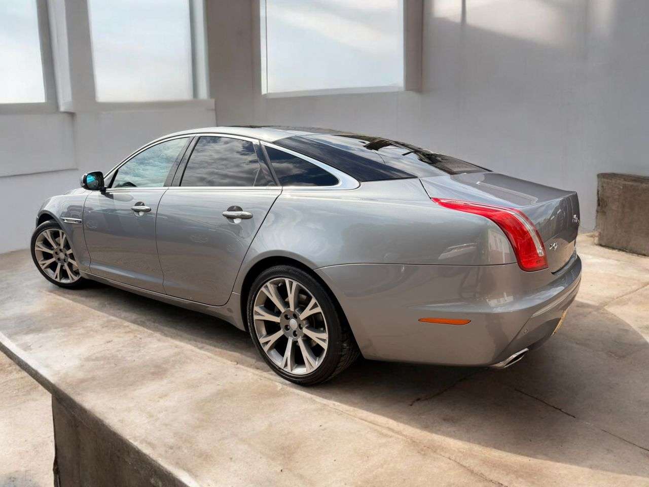 A 2010 JAGUAR XJ 3.0d V6 Portfolio Saloon 4dr Diesel Auto Euro 5 (275 ps) A 2010 JAGUAR XJ 3.0d V6 Portfolio Saloon 4dr Diesel Auto Euro 5 (275 ps)