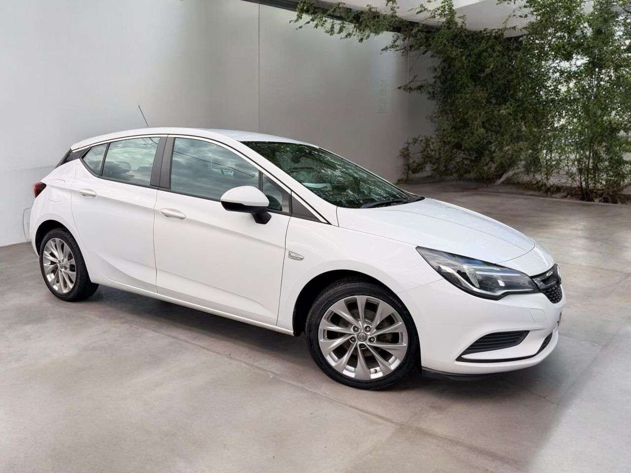 A 2016 VAUXHALL ASTRA 1.4i Turbo Design Hatchback 5dr Petrol Manual Euro 6 (125 ps) A 2016 VAUXHALL ASTRA 1.4i Turbo Design Hatchback 5dr Petrol Manual Euro 6 (125 ps)
