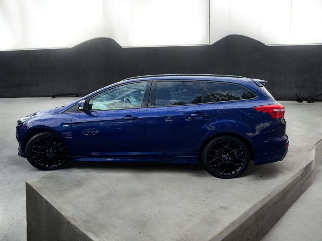 A 2017 FORD FOCUS 1.0T EcoBoost ST-Line Estate 5dr Petrol Manual Euro 6 (s/s) (125 ps) A 2017 FORD FOCUS 1.0T EcoBoost ST-Line Estate 5dr Petrol Manual Euro 6 (s/s) (125 ps)