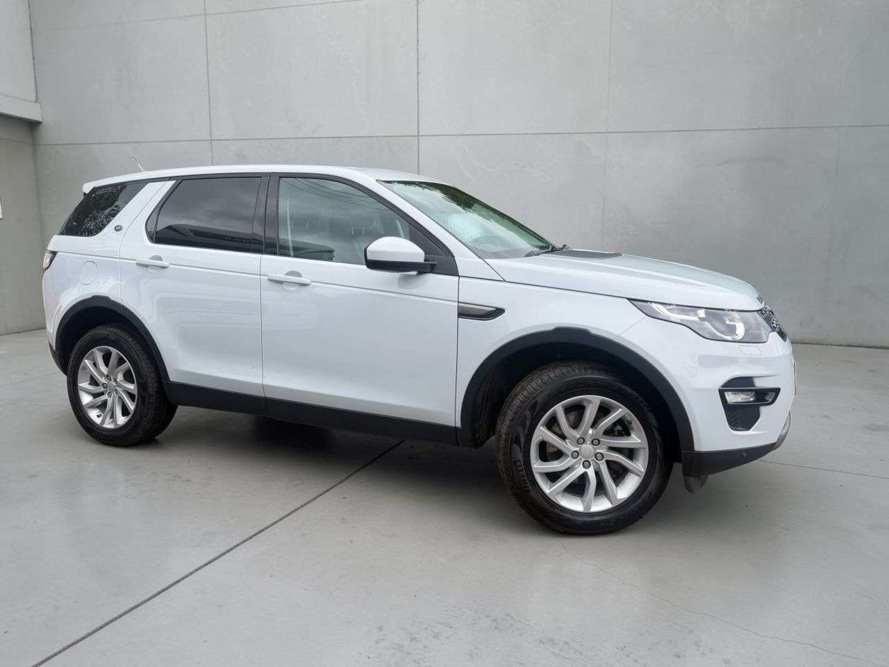 A 2017 LAND ROVER DISCOVERY SPORT 2.0 TD4 SE Tech SUV 5dr Diesel Auto 4WD Euro 6 (s/s) (180 ps) * DIESEL ** S A 2017 LAND ROVER DISCOVERY SPORT 2.0 TD4 SE Tech SUV 5dr Diesel Auto 4WD Euro 6 (s/s) (180 ps) * DIESEL ** S