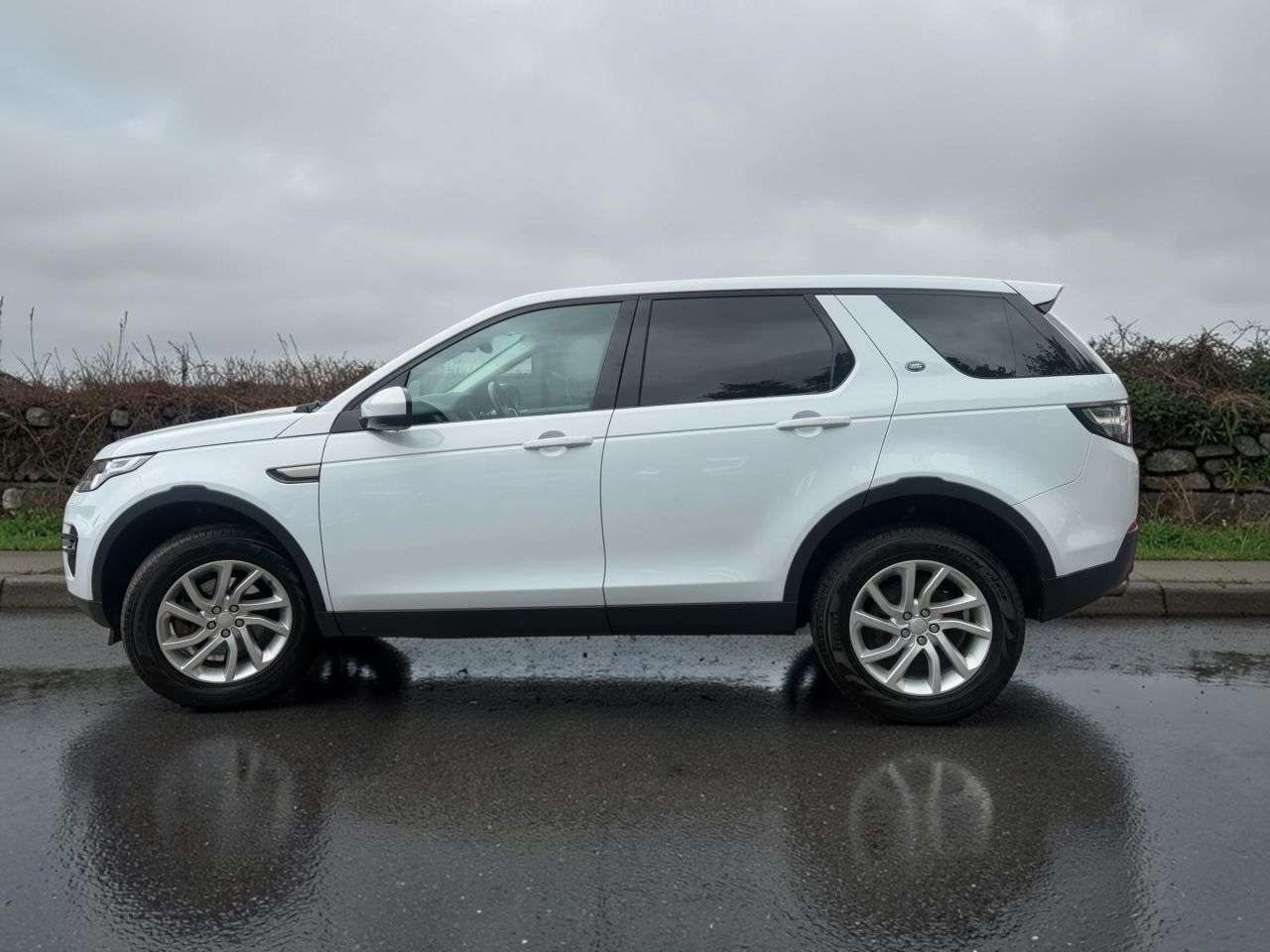 A 2017 LAND ROVER DISCOVERY SPORT 2.0 TD4 SE Tech SUV 5dr Diesel Auto 4WD Euro 6 (s/s) (180 ps) * DIESEL ** S A 2017 LAND ROVER DISCOVERY SPORT 2.0 TD4 SE Tech SUV 5dr Diesel Auto 4WD Euro 6 (s/s) (180 ps) * DIESEL ** S