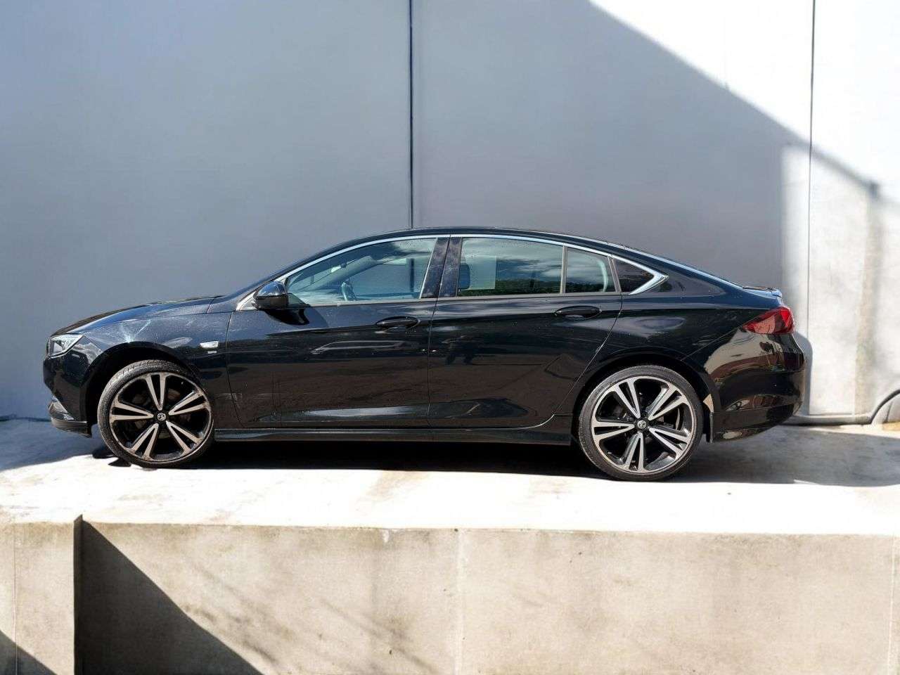 A 2018 VAUXHALL INSIGNIA 2.0 Turbo D BlueInjection SRi VX Line Nav Grand Sport 5dr Diesel Manual Eur A 2018 VAUXHALL INSIGNIA 2.0 Turbo D BlueInjection SRi VX Line Nav Grand Sport 5dr Diesel Manual Eur