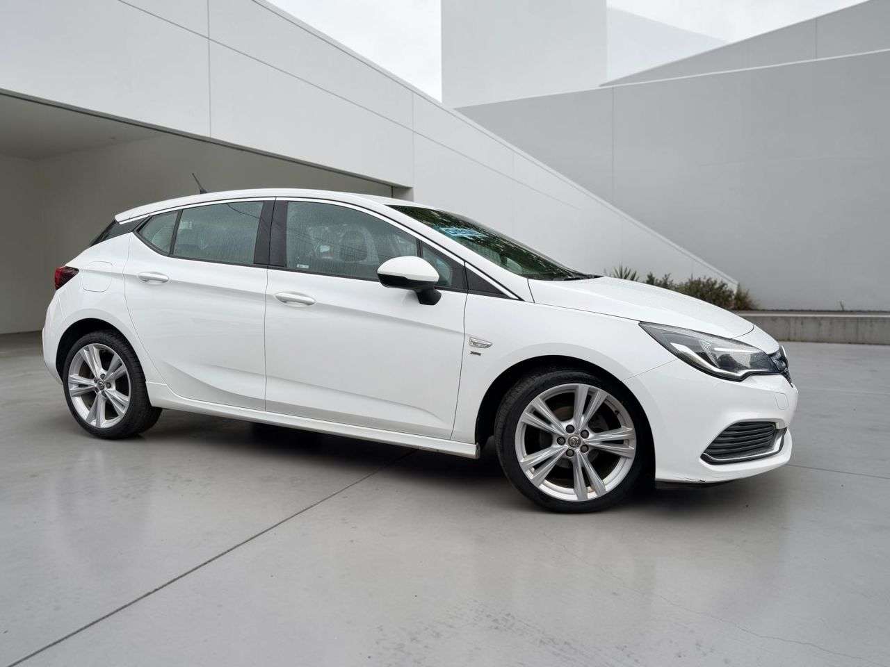 A 2017 VAUXHALL ASTRA 1.6 CDTi ecoTEC BlueInjection SRi VX Line Nav Hatchback 5dr Diesel Manual E A 2017 VAUXHALL ASTRA 1.6 CDTi ecoTEC BlueInjection SRi VX Line Nav Hatchback 5dr Diesel Manual E