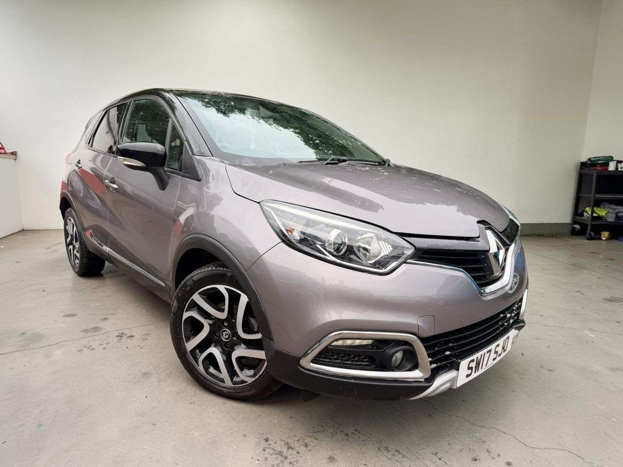 A 2017 RENAULT CAPTUR 1.5 dCi ENERGY Signature Nav SUV 5dr Diesel Auto Euro 6 (s/s) (90 ps) SUPER A 2017 RENAULT CAPTUR 1.5 dCi ENERGY Signature Nav SUV 5dr Diesel Auto Euro 6 (s/s) (90 ps) SUPER