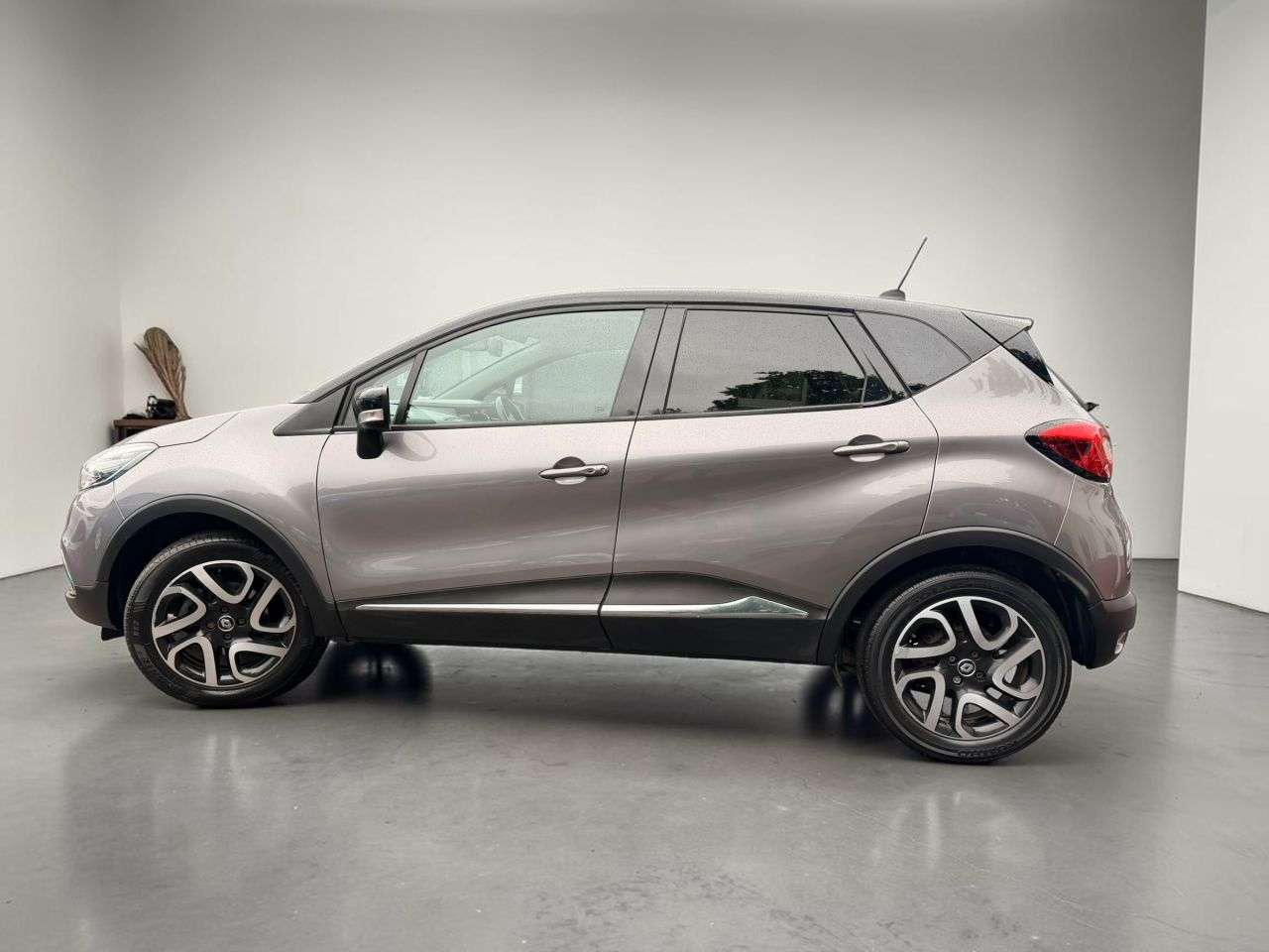 A 2017 RENAULT CAPTUR 1.5 dCi ENERGY Signature Nav SUV 5dr Diesel Auto Euro 6 (s/s) (90 ps) SUPER A 2017 RENAULT CAPTUR 1.5 dCi ENERGY Signature Nav SUV 5dr Diesel Auto Euro 6 (s/s) (90 ps) SUPER