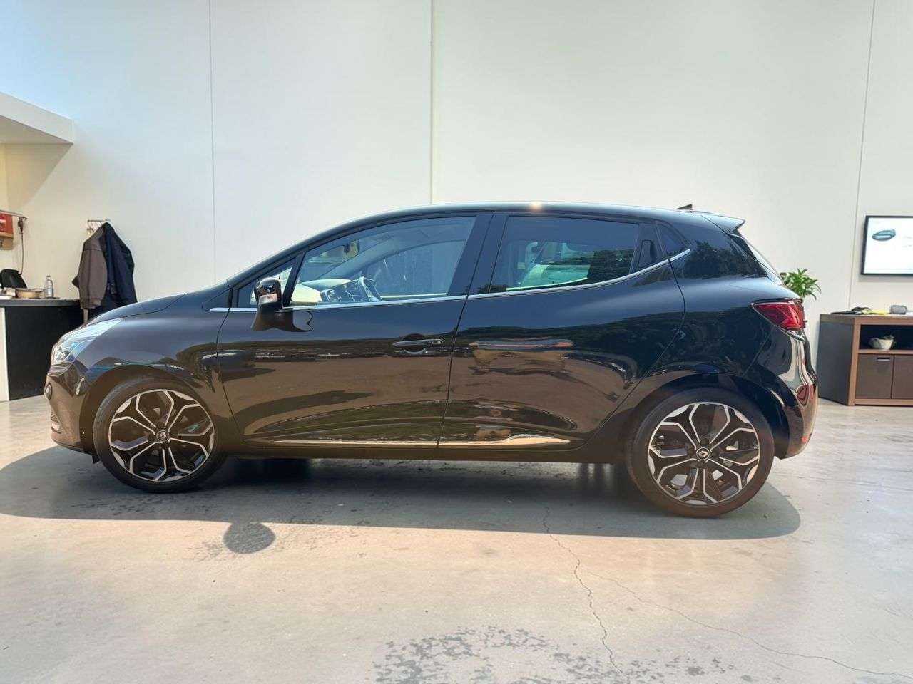 A 2019 RENAULT CLIO 0.9 TCe Iconic Hatchback 5dr Petrol Manual Euro 6 (s/s) (90 ps) A 2019 RENAULT CLIO 0.9 TCe Iconic Hatchback 5dr Petrol Manual Euro 6 (s/s) (90 ps)