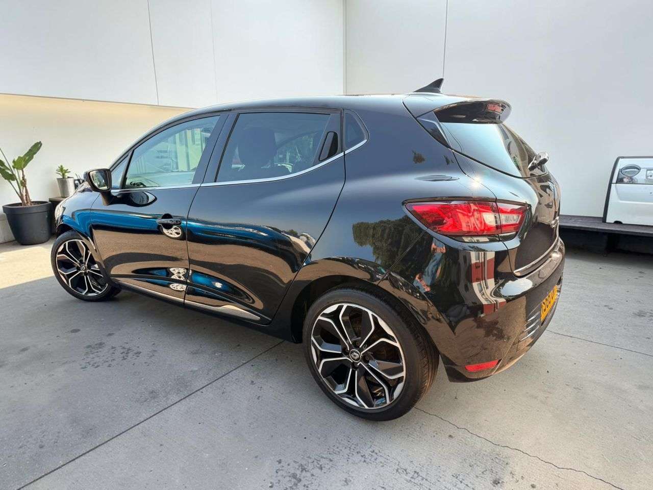 A 2019 RENAULT CLIO 0.9 TCe Iconic Hatchback 5dr Petrol Manual Euro 6 (s/s) (90 ps) A 2019 RENAULT CLIO 0.9 TCe Iconic Hatchback 5dr Petrol Manual Euro 6 (s/s) (90 ps)
