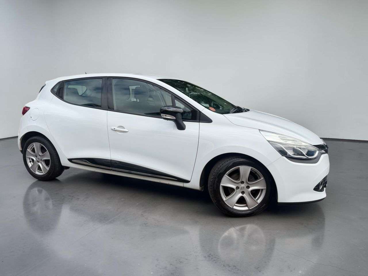 A 2015 RENAULT CLIO 1.2 16V Dynamique Nav Hatchback 5dr Petrol Manual Euro 6 (75 ps) **** IDEAL A 2015 RENAULT CLIO 1.2 16V Dynamique Nav Hatchback 5dr Petrol Manual Euro 6 (75 ps) **** IDEAL