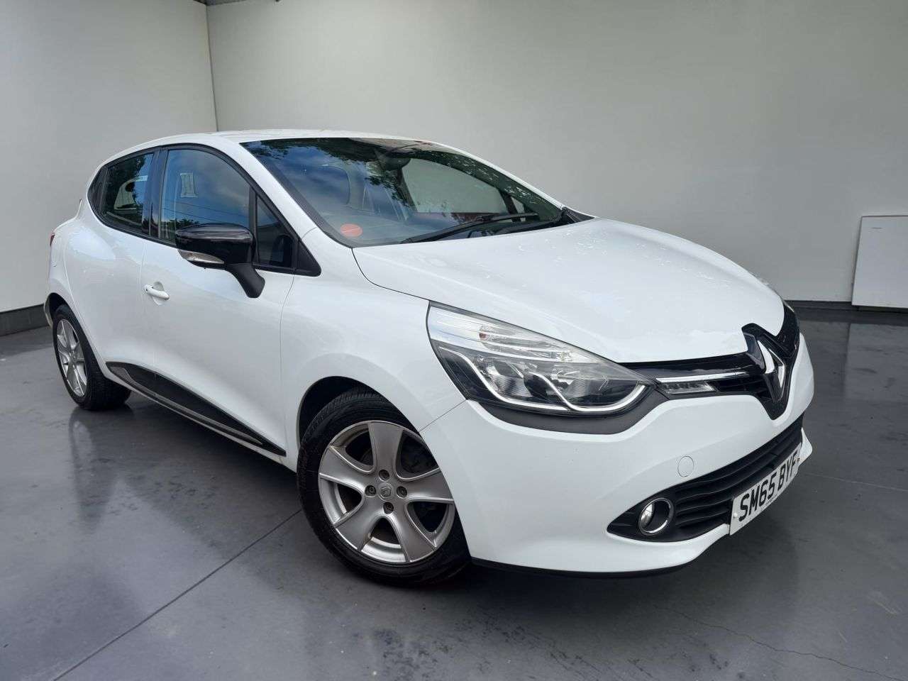 A 2015 RENAULT CLIO 1.2 16V Dynamique Nav Hatchback 5dr Petrol Manual Euro 6 (75 ps) **** IDEAL A 2015 RENAULT CLIO 1.2 16V Dynamique Nav Hatchback 5dr Petrol Manual Euro 6 (75 ps) **** IDEAL