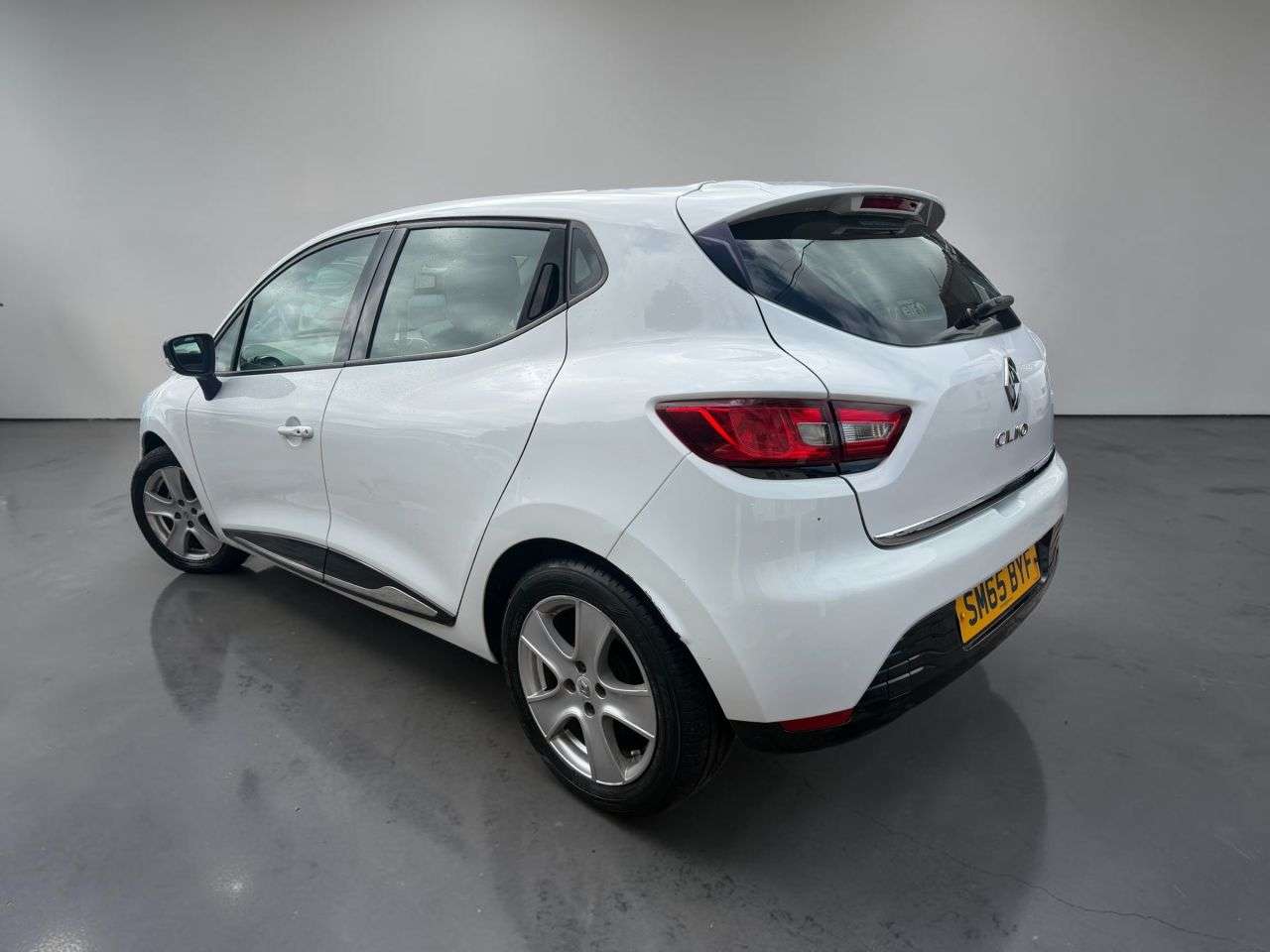 A 2015 RENAULT CLIO 1.2 16V Dynamique Nav Hatchback 5dr Petrol Manual Euro 6 (75 ps) **** IDEAL A 2015 RENAULT CLIO 1.2 16V Dynamique Nav Hatchback 5dr Petrol Manual Euro 6 (75 ps) **** IDEAL