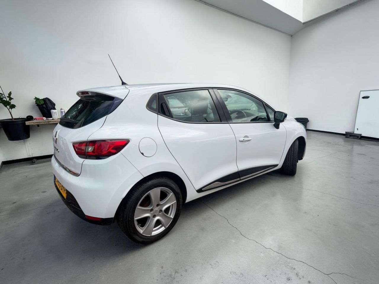 A 2015 RENAULT CLIO 1.2 16V Dynamique Nav Hatchback 5dr Petrol Manual Euro 6 (75 ps) **** IDEAL A 2015 RENAULT CLIO 1.2 16V Dynamique Nav Hatchback 5dr Petrol Manual Euro 6 (75 ps) **** IDEAL