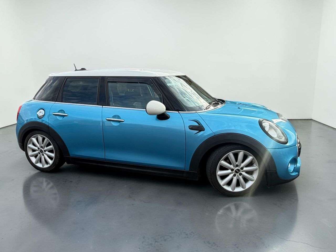 A 2015 MINI HATCH 2.0 Cooper S Hatchback 5dr Petrol Manual Euro 6 (s/s) (192 ps) *** 5 X IDRI A 2015 MINI HATCH 2.0 Cooper S Hatchback 5dr Petrol Manual Euro 6 (s/s) (192 ps) *** 5 X IDRI