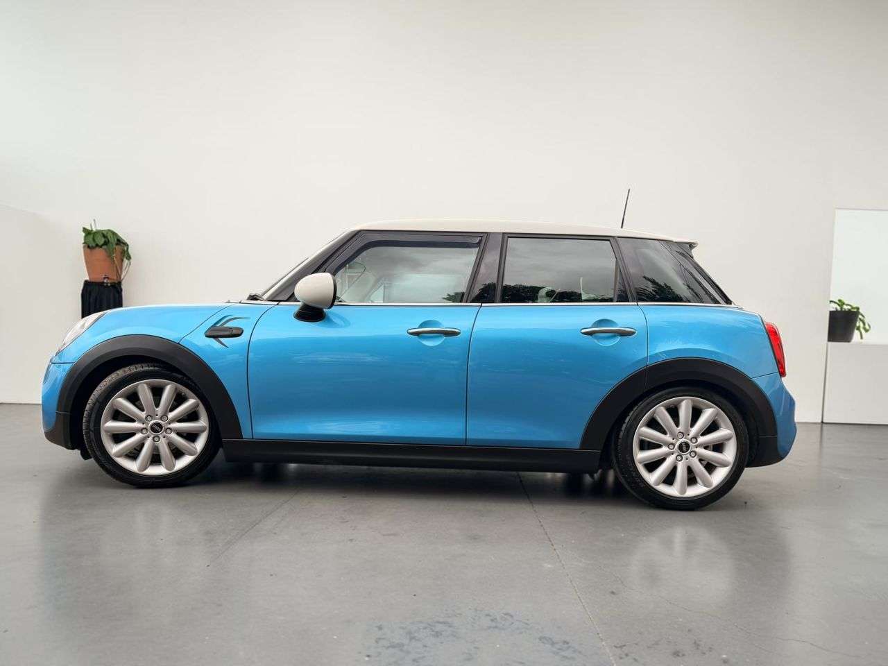 A 2015 MINI HATCH 2.0 Cooper S Hatchback 5dr Petrol Manual Euro 6 (s/s) (192 ps) *** 5 X IDRI A 2015 MINI HATCH 2.0 Cooper S Hatchback 5dr Petrol Manual Euro 6 (s/s) (192 ps) *** 5 X IDRI