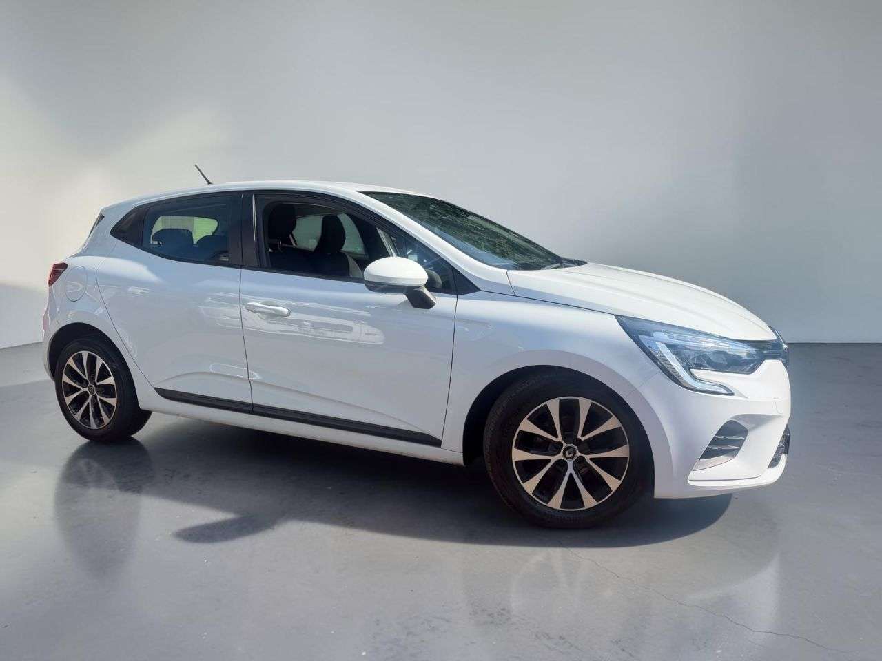 A 2021 RENAULT CLIO 1.0 TCe Iconic Hatchback 5dr Petrol Manual Euro 6 (s/s) (90 ps) *** GREAT P A 2021 RENAULT CLIO 1.0 TCe Iconic Hatchback 5dr Petrol Manual Euro 6 (s/s) (90 ps) *** GREAT P