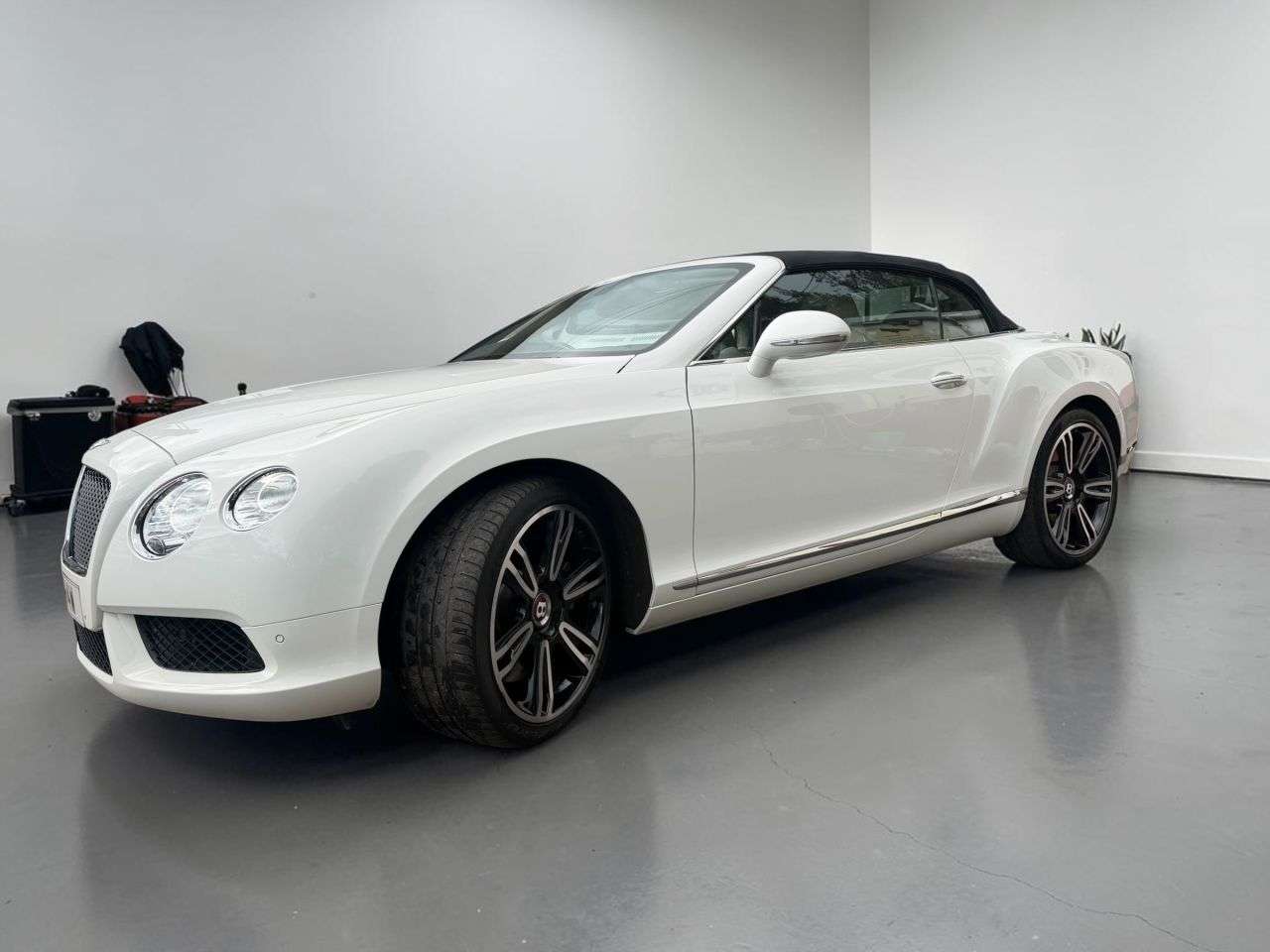 A 2012 BENTLEY CONTINENTAL 4.0 V8 GTC Convertible 2dr Petrol Auto 4WD Euro 5 (507 ps) **** ONLY 39K MI A 2012 BENTLEY CONTINENTAL 4.0 V8 GTC Convertible 2dr Petrol Auto 4WD Euro 5 (507 ps) **** ONLY 39K MI