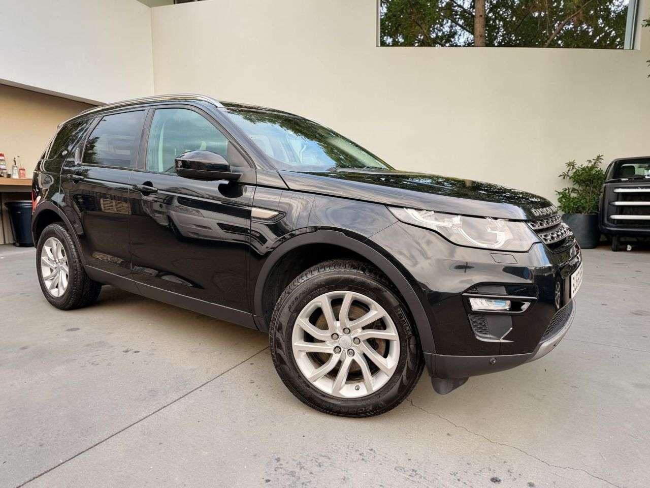 A 2016 LAND ROVER DISCOVERY SPORT 2.0 TD4 SE Tech SUV 5dr Diesel Manual 4WD Euro 6 (s/s) (180 ps) *** 7 SEATE A 2016 LAND ROVER DISCOVERY SPORT 2.0 TD4 SE Tech SUV 5dr Diesel Manual 4WD Euro 6 (s/s) (180 ps) *** 7 SEATE