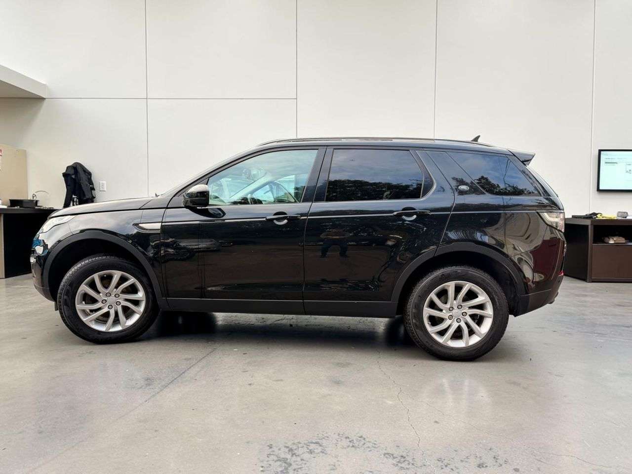 A 2016 LAND ROVER DISCOVERY SPORT 2.0 TD4 SE Tech SUV 5dr Diesel Manual 4WD Euro 6 (s/s) (180 ps) *** 7 SEATE A 2016 LAND ROVER DISCOVERY SPORT 2.0 TD4 SE Tech SUV 5dr Diesel Manual 4WD Euro 6 (s/s) (180 ps) *** 7 SEATE