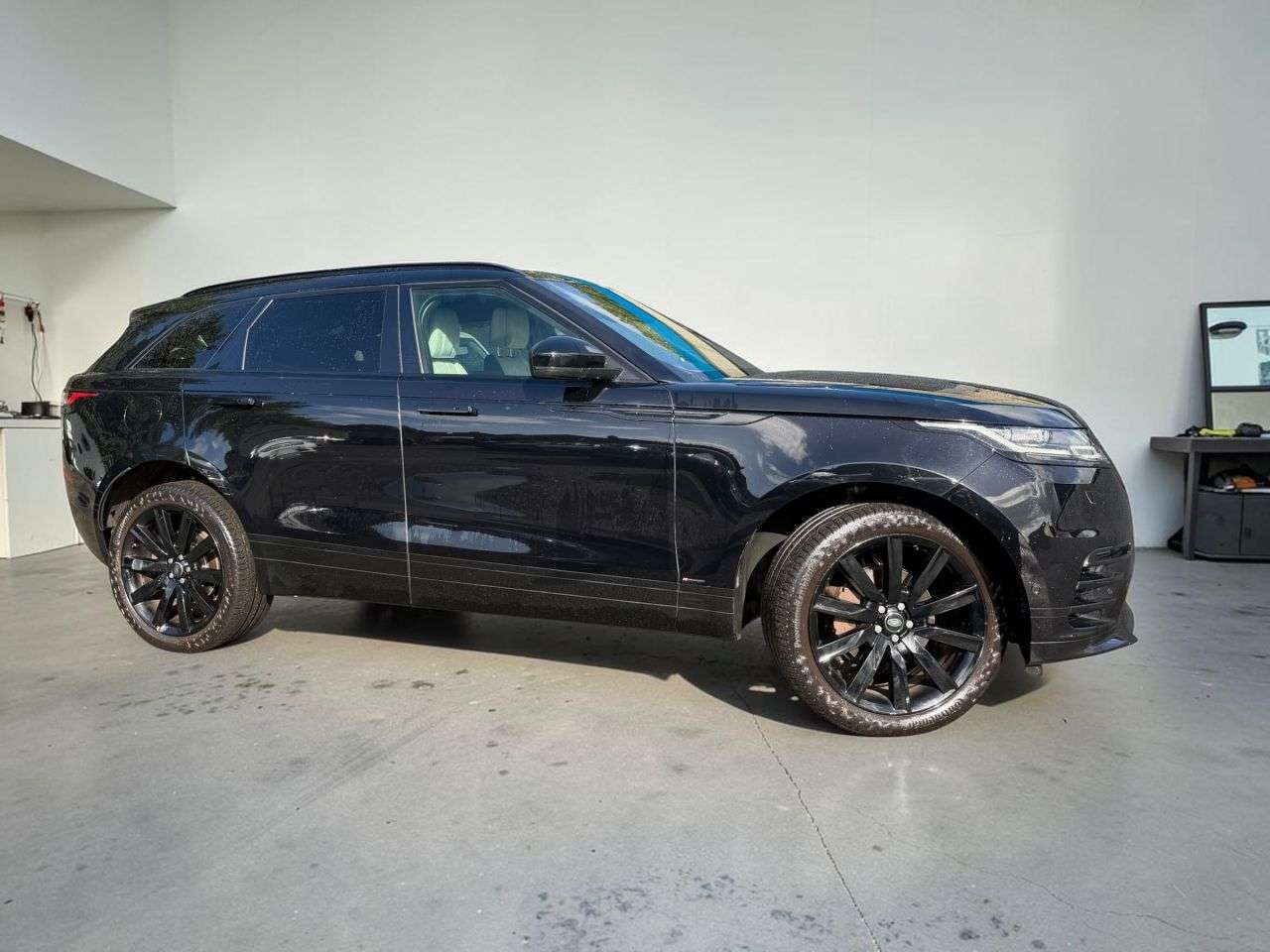 A 2018 LAND ROVER RANGE ROVER VELAR 2.0 D180 R-Dynamic HSE SUV 5dr Diesel Auto 4WD Euro 6 (s/s) (180 ps) *** FU A 2018 LAND ROVER RANGE ROVER VELAR 2.0 D180 R-Dynamic HSE SUV 5dr Diesel Auto 4WD Euro 6 (s/s) (180 ps) *** FU