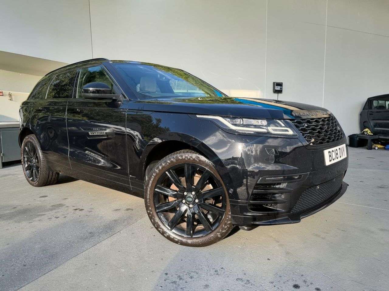 A 2018 LAND ROVER RANGE ROVER VELAR 2.0 D180 R-Dynamic HSE SUV 5dr Diesel Auto 4WD Euro 6 (s/s) (180 ps) *** FU A 2018 LAND ROVER RANGE ROVER VELAR 2.0 D180 R-Dynamic HSE SUV 5dr Diesel Auto 4WD Euro 6 (s/s) (180 ps) *** FU
