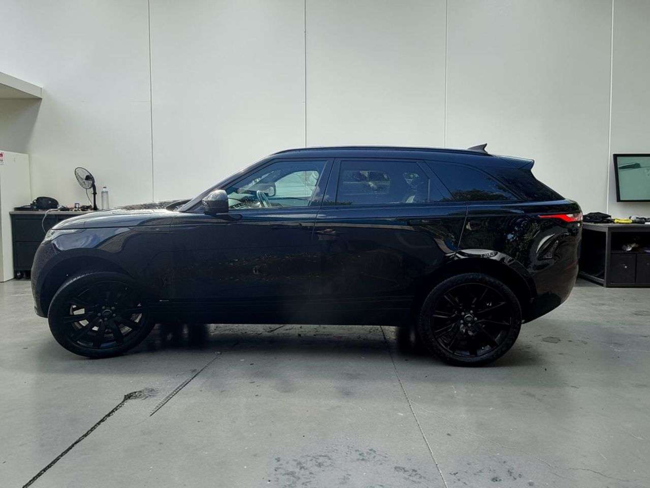A 2018 LAND ROVER RANGE ROVER VELAR 2.0 D180 R-Dynamic HSE SUV 5dr Diesel Auto 4WD Euro 6 (s/s) (180 ps) *** FU A 2018 LAND ROVER RANGE ROVER VELAR 2.0 D180 R-Dynamic HSE SUV 5dr Diesel Auto 4WD Euro 6 (s/s) (180 ps) *** FU