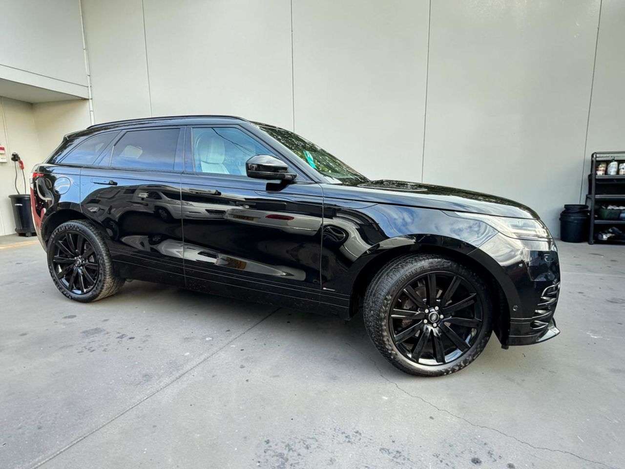 A 2018 LAND ROVER RANGE ROVER VELAR 2.0 D180 R-Dynamic HSE SUV 5dr Diesel Auto 4WD Euro 6 (s/s) (180 ps) *** FU A 2018 LAND ROVER RANGE ROVER VELAR 2.0 D180 R-Dynamic HSE SUV 5dr Diesel Auto 4WD Euro 6 (s/s) (180 ps) *** FU