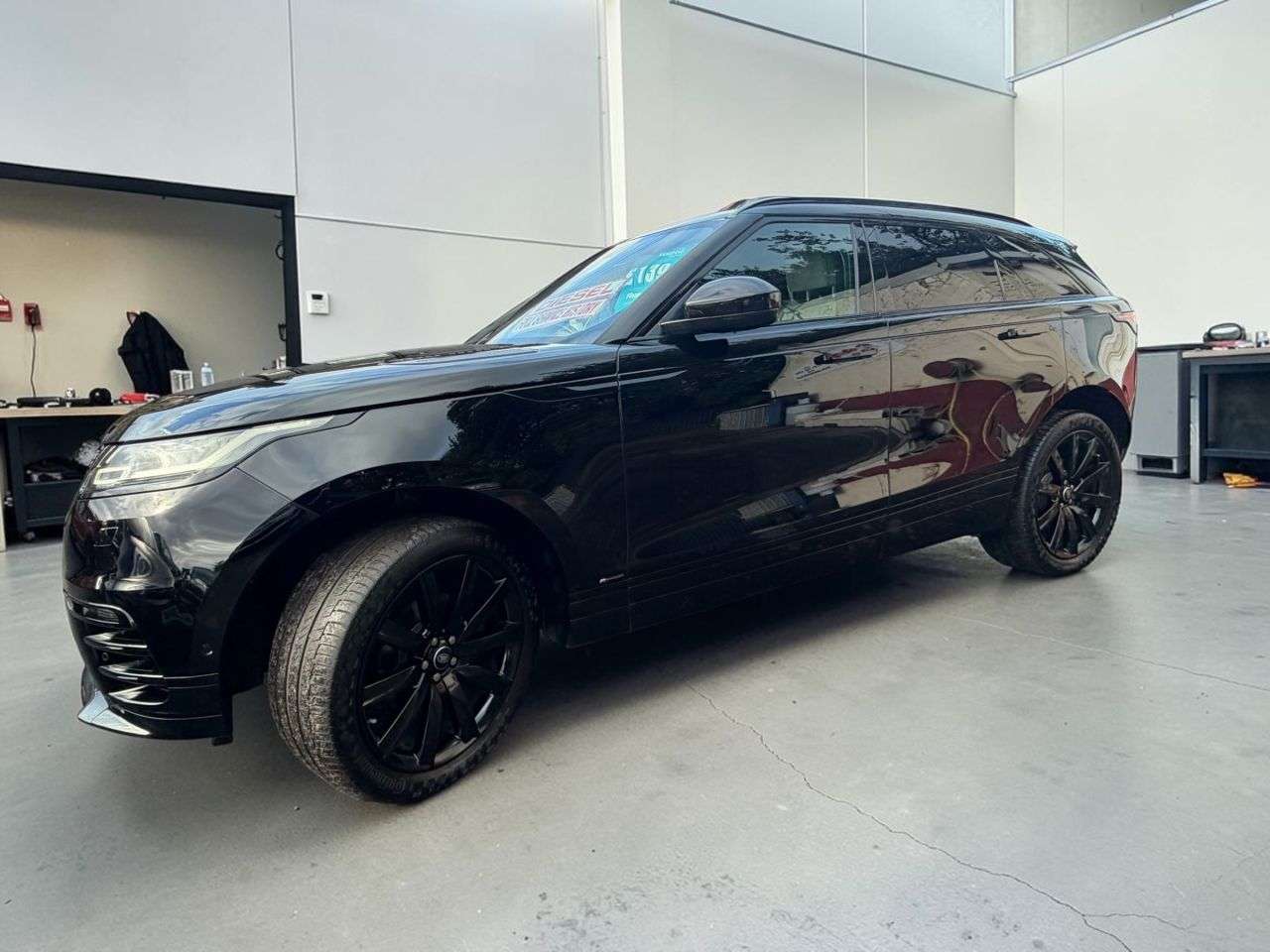 A 2018 LAND ROVER RANGE ROVER VELAR 2.0 D180 R-Dynamic HSE SUV 5dr Diesel Auto 4WD Euro 6 (s/s) (180 ps) *** FU A 2018 LAND ROVER RANGE ROVER VELAR 2.0 D180 R-Dynamic HSE SUV 5dr Diesel Auto 4WD Euro 6 (s/s) (180 ps) *** FU