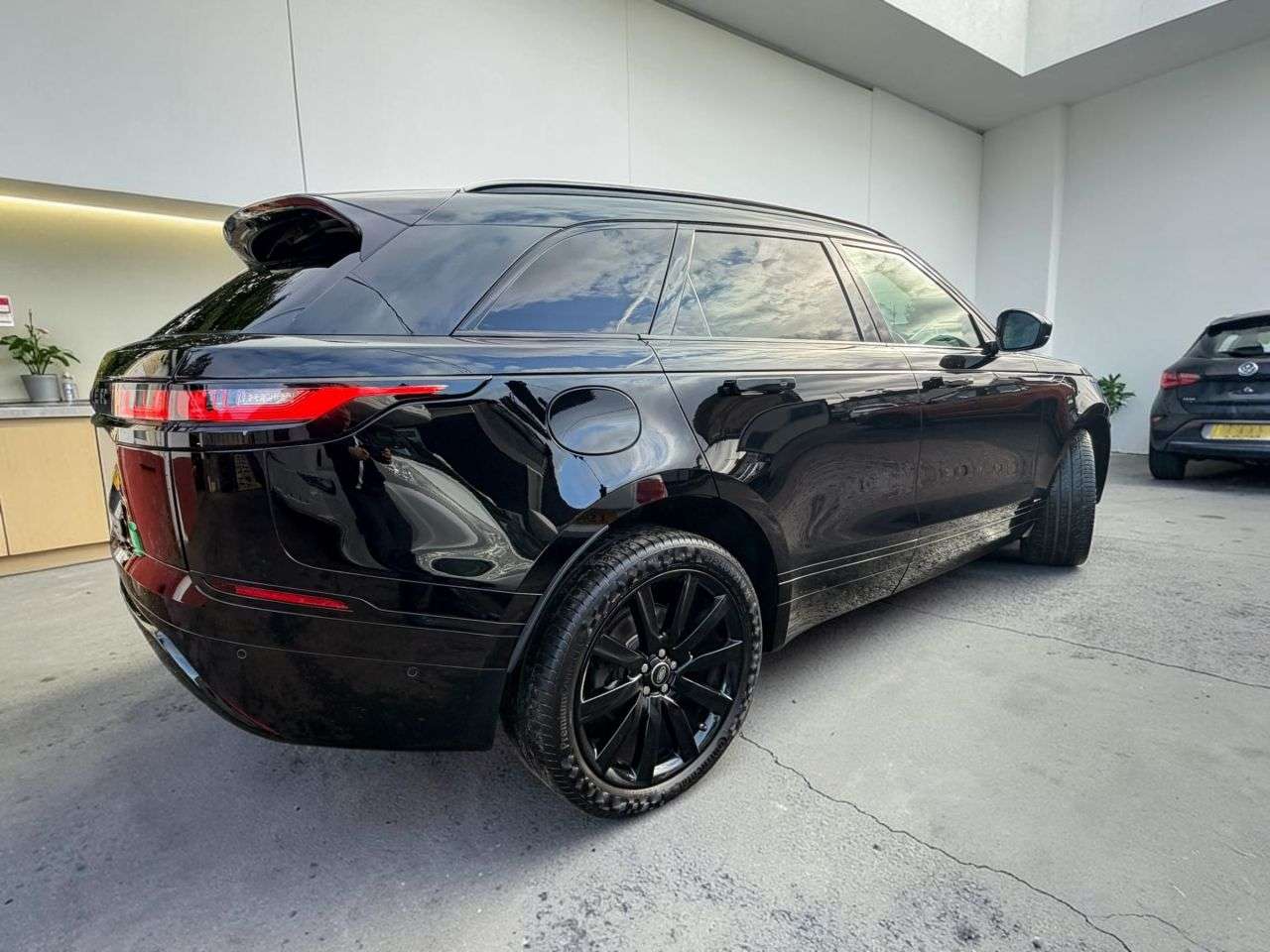 A 2018 LAND ROVER RANGE ROVER VELAR 2.0 D180 R-Dynamic HSE SUV 5dr Diesel Auto 4WD Euro 6 (s/s) (180 ps) *** FU A 2018 LAND ROVER RANGE ROVER VELAR 2.0 D180 R-Dynamic HSE SUV 5dr Diesel Auto 4WD Euro 6 (s/s) (180 ps) *** FU
