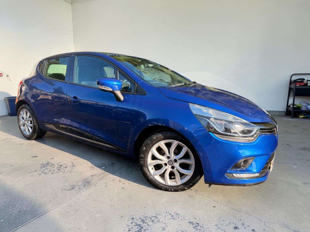 A 2017 RENAULT CLIO 1.2 16V Dynamique Nav Hatchback 5dr Petrol Manual Euro 6 (75 ps) A 2017 RENAULT CLIO 1.2 16V Dynamique Nav Hatchback 5dr Petrol Manual Euro 6 (75 ps)