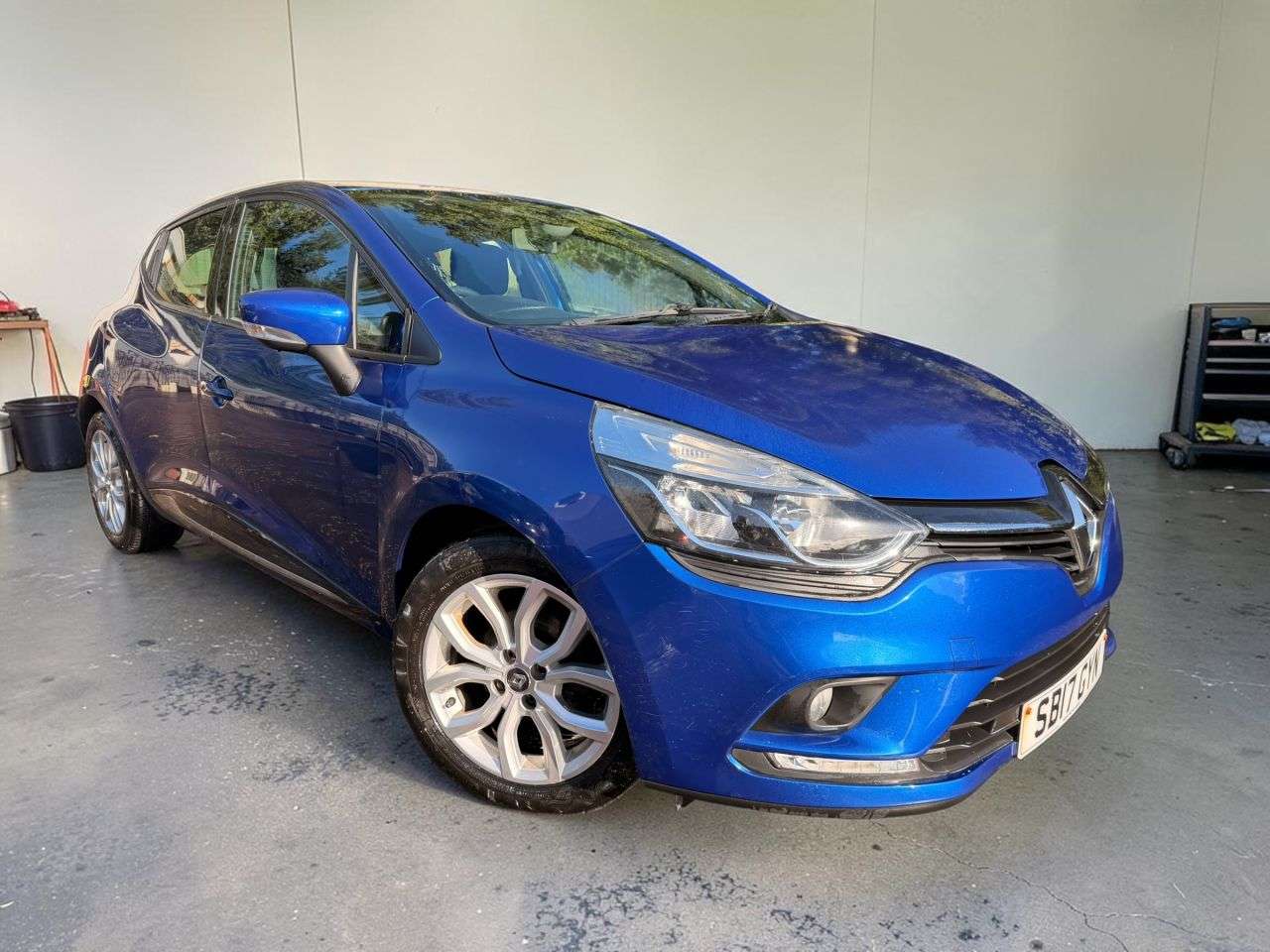 A 2017 RENAULT CLIO 1.2 16V Dynamique Nav Hatchback 5dr Petrol Manual Euro 6 (75 ps) A 2017 RENAULT CLIO 1.2 16V Dynamique Nav Hatchback 5dr Petrol Manual Euro 6 (75 ps)