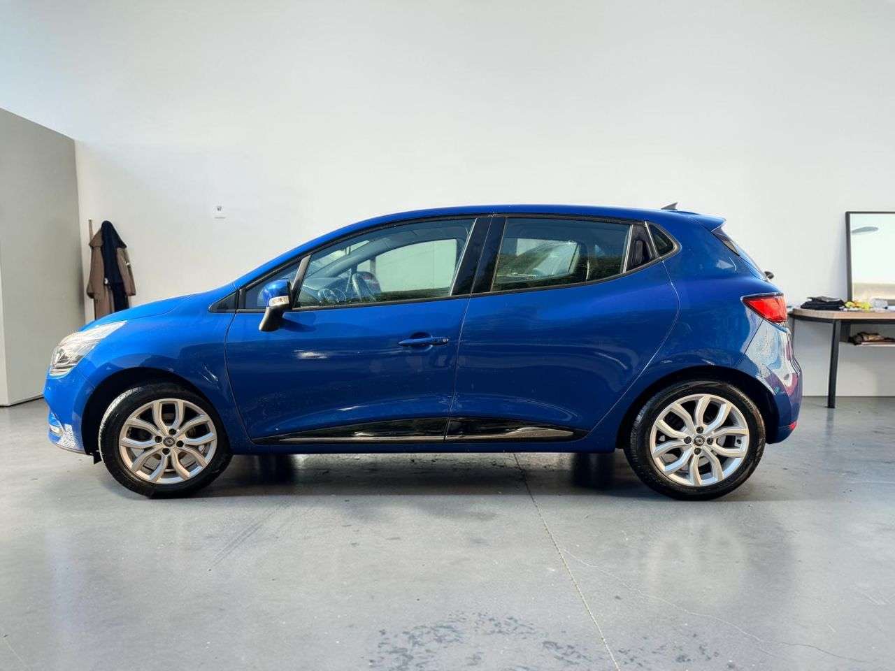 A 2017 RENAULT CLIO 1.2 16V Dynamique Nav Hatchback 5dr Petrol Manual Euro 6 (75 ps) A 2017 RENAULT CLIO 1.2 16V Dynamique Nav Hatchback 5dr Petrol Manual Euro 6 (75 ps)