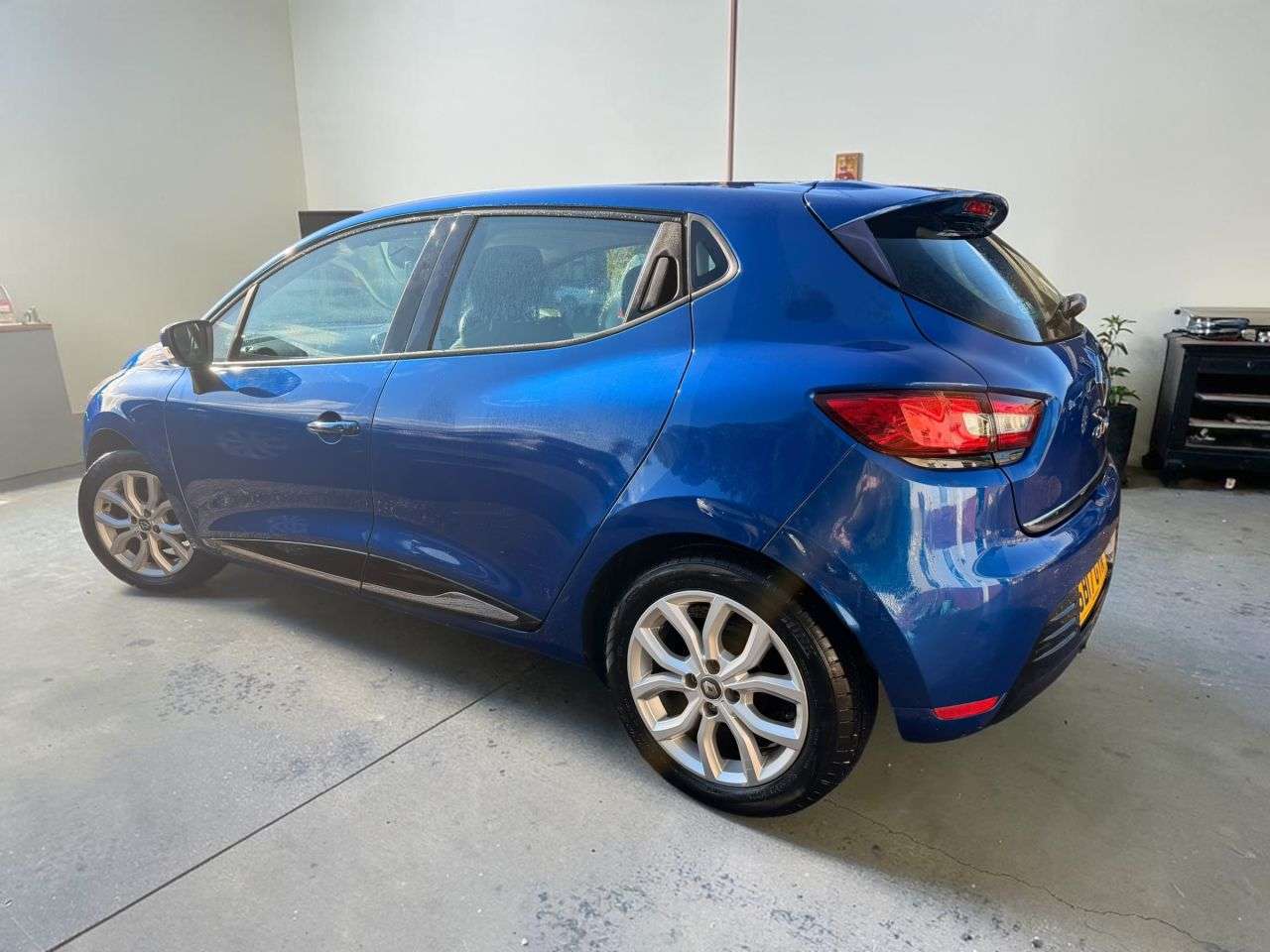 A 2017 RENAULT CLIO 1.2 16V Dynamique Nav Hatchback 5dr Petrol Manual Euro 6 (75 ps) A 2017 RENAULT CLIO 1.2 16V Dynamique Nav Hatchback 5dr Petrol Manual Euro 6 (75 ps)