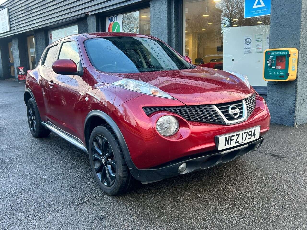 A 2013 NISSAN JUKE 1.6 Acenta Premium SUV 5dr Petrol CVT Euro 5 (117 ps) A 2013 NISSAN JUKE 1.6 Acenta Premium SUV 5dr Petrol CVT Euro 5 (117 ps)