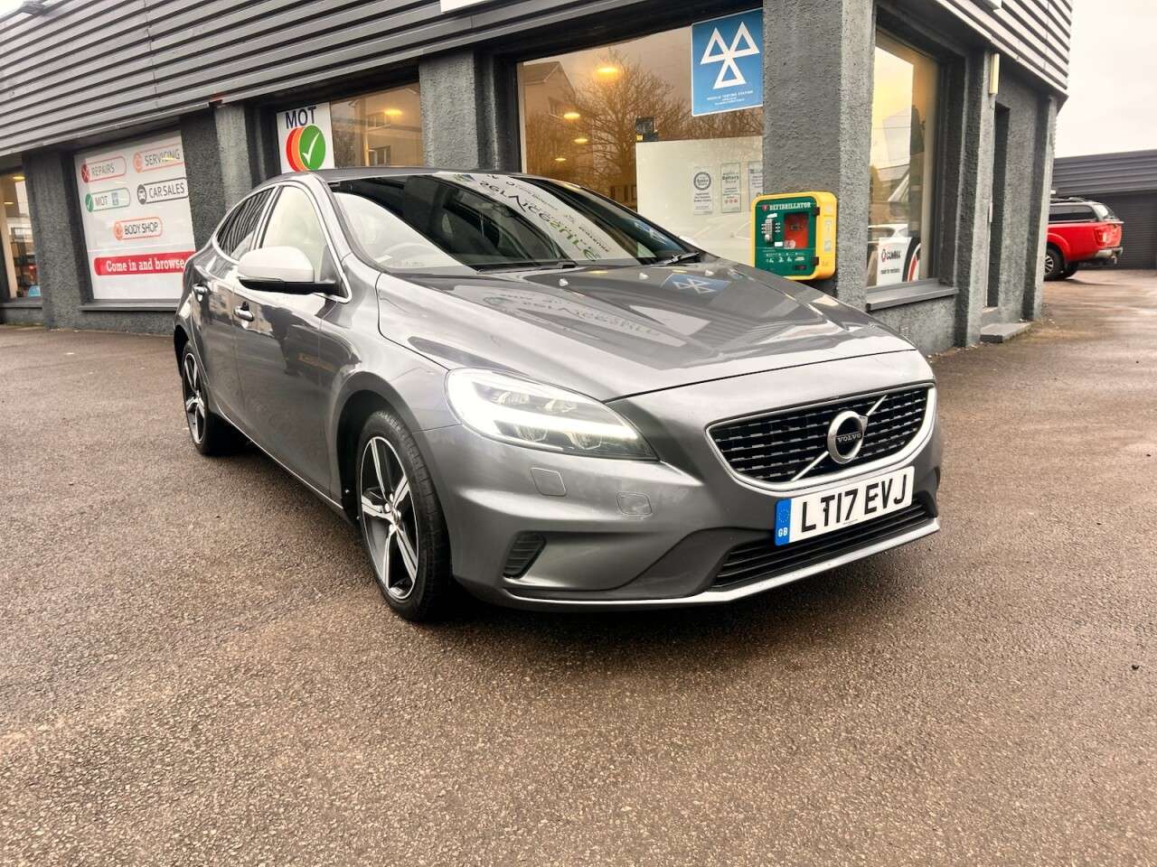 A 2017 VOLVO V40 2.0 D2 R-Design Nav Plus Hatchback 5dr Diesel Auto Euro 6 (s/s) (120 ps) A 2017 VOLVO V40 2.0 D2 R-Design Nav Plus Hatchback 5dr Diesel Auto Euro 6 (s/s) (120 ps)