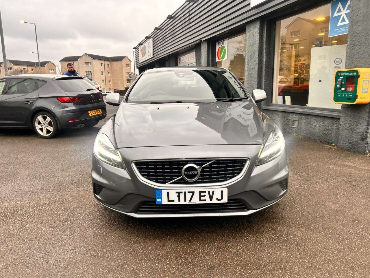 A 2017 VOLVO V40 2.0 D2 R-Design Nav Plus Hatchback 5dr Diesel Auto Euro 6 (s/s) (120 ps) A 2017 VOLVO V40 2.0 D2 R-Design Nav Plus Hatchback 5dr Diesel Auto Euro 6 (s/s) (120 ps)