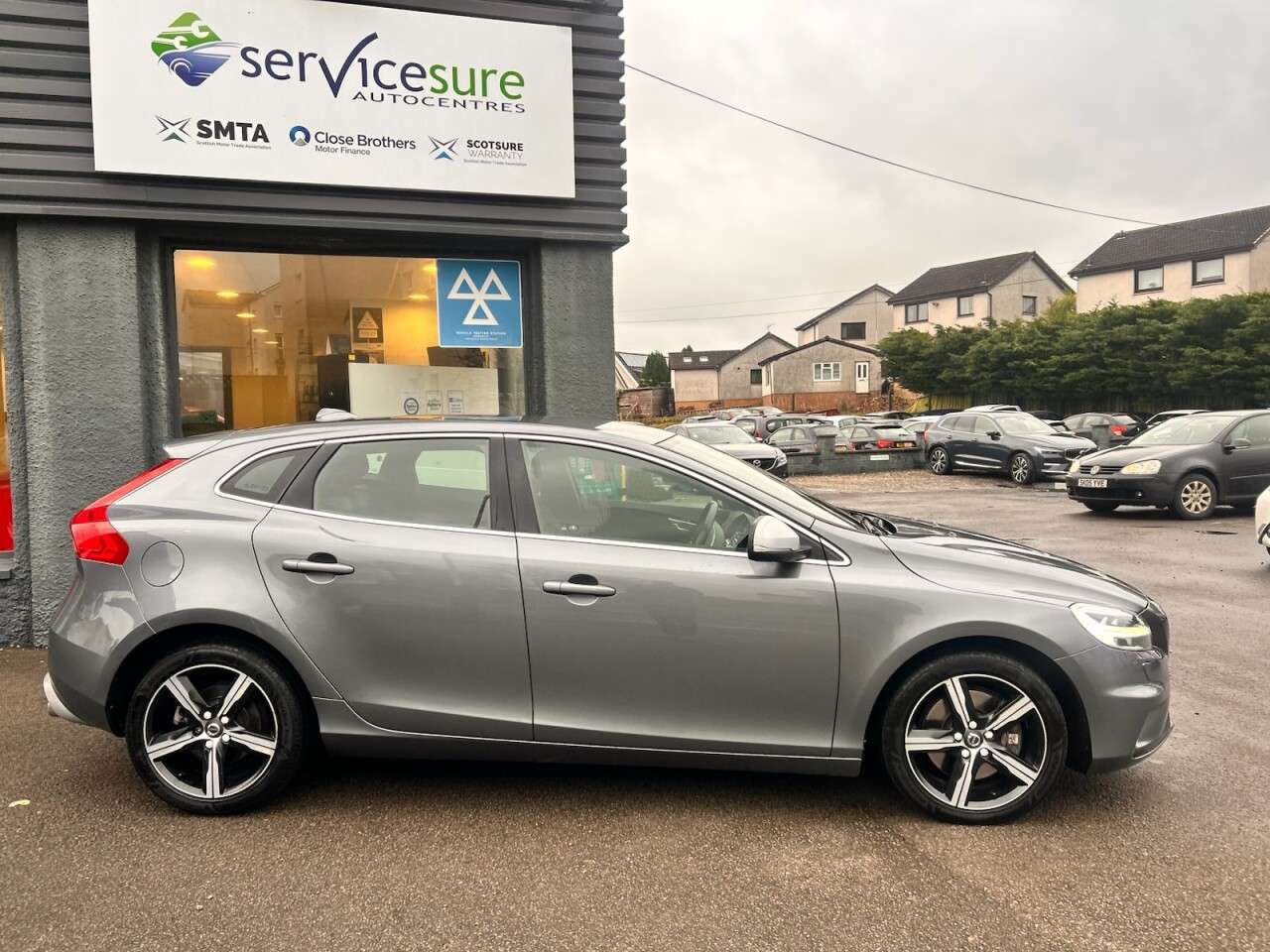 A 2017 VOLVO V40 2.0 D2 R-Design Nav Plus Hatchback 5dr Diesel Auto Euro 6 (s/s) (120 ps) A 2017 VOLVO V40 2.0 D2 R-Design Nav Plus Hatchback 5dr Diesel Auto Euro 6 (s/s) (120 ps)