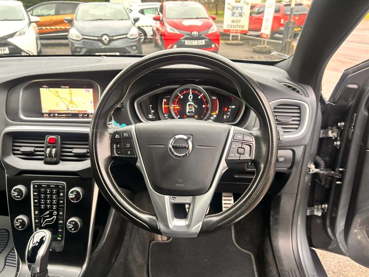 2017 VOLVO V40 2017 VOLVO V40