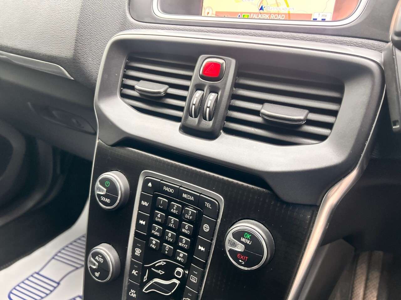 2017 VOLVO V40 2017 VOLVO V40