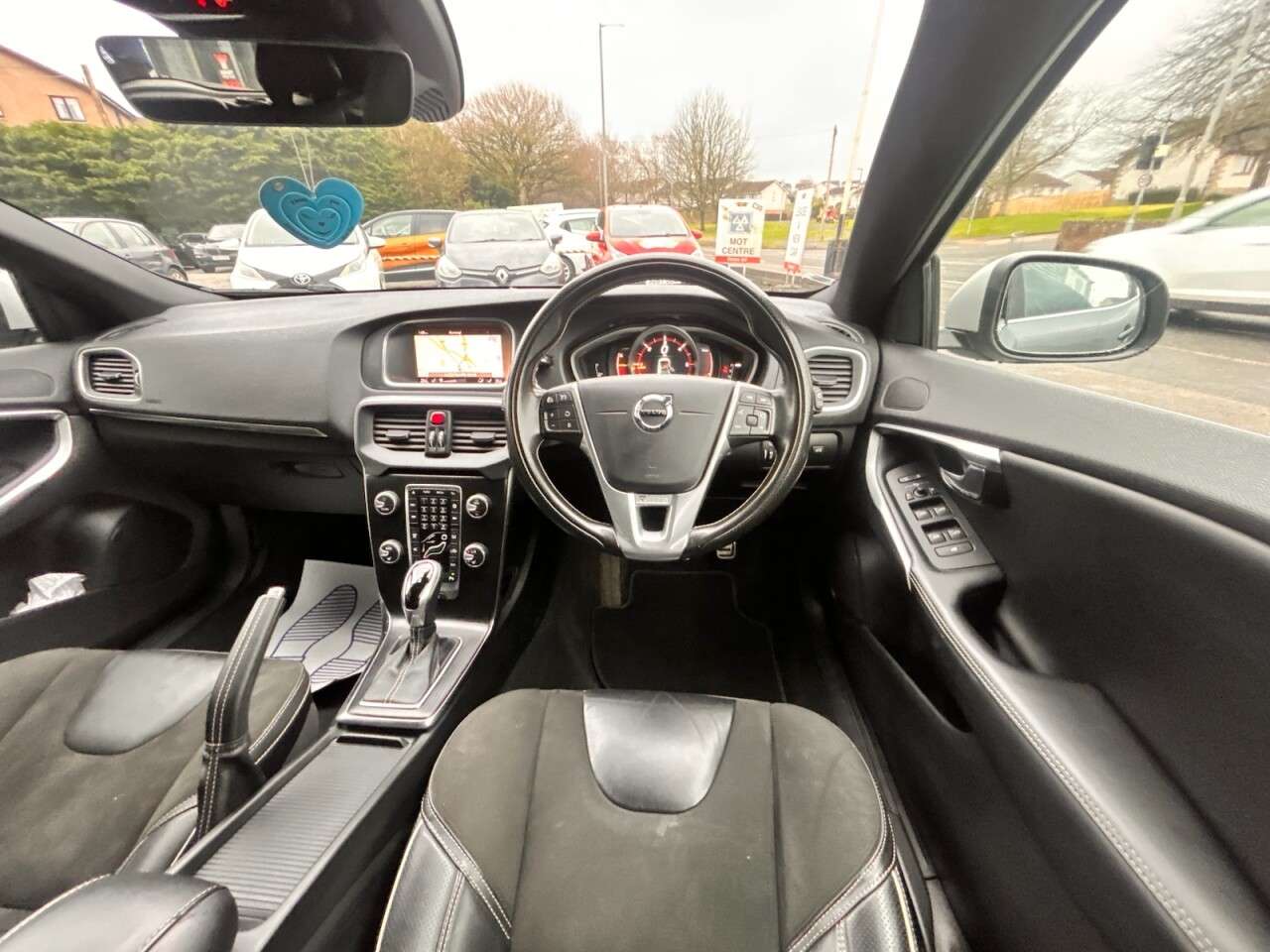 2017 VOLVO V40 2017 VOLVO V40