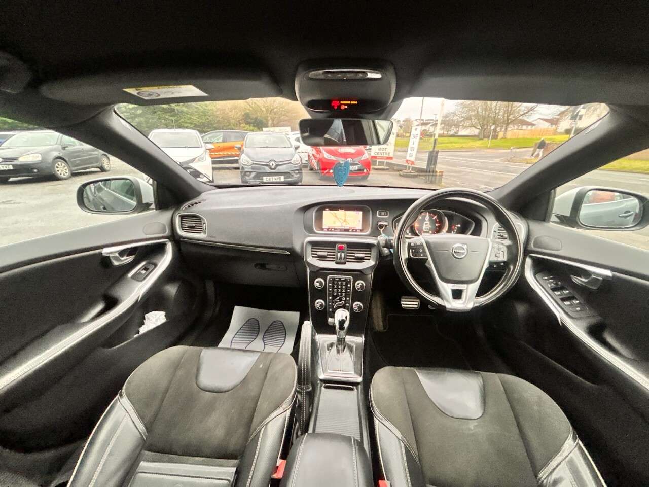 2017 VOLVO V40 2017 VOLVO V40